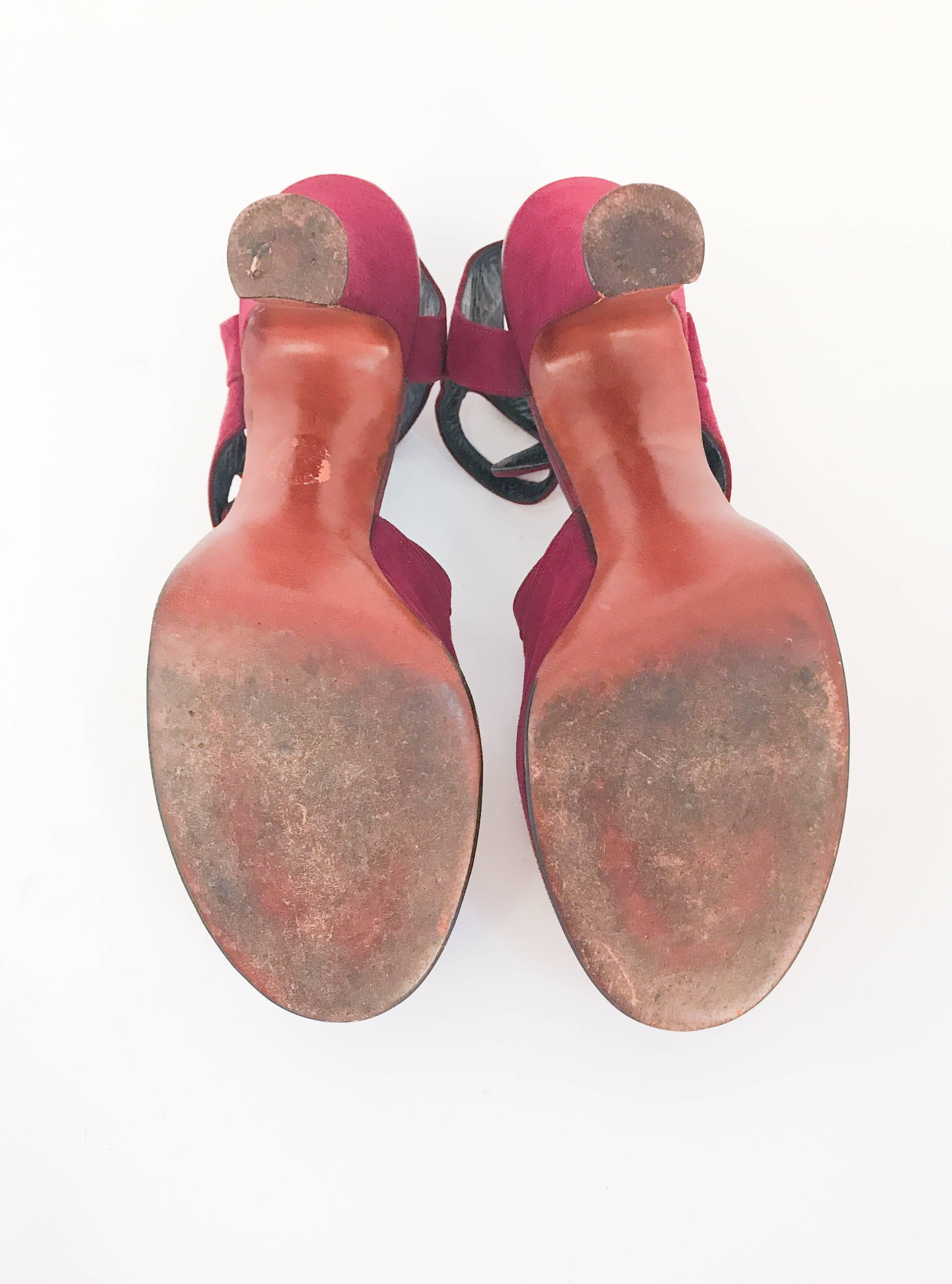 Chaussures à talons en daim prune avec lanières et découpes, 1947 en vente 2