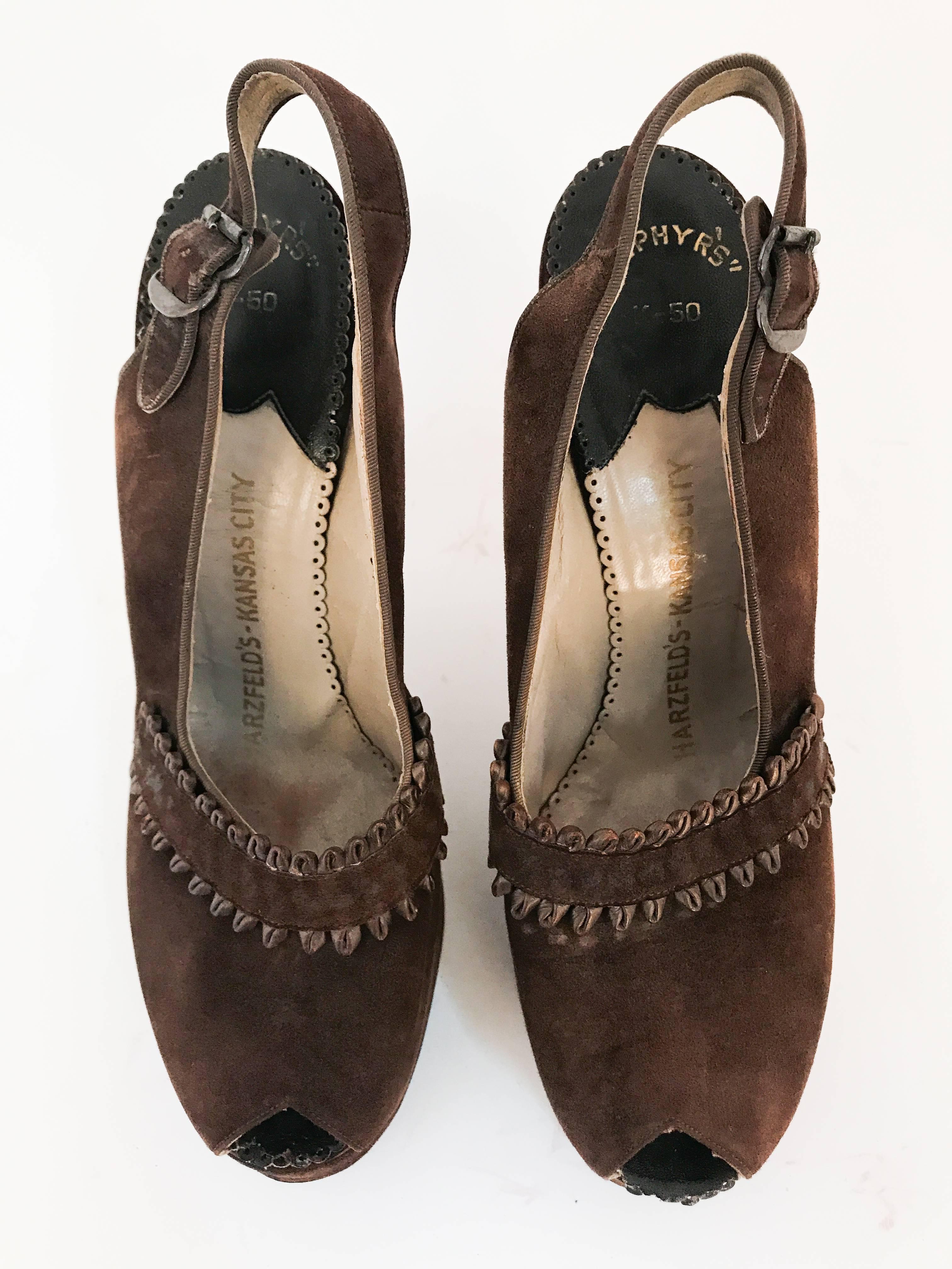 Noir Chaussures à talons en daim et cuir marron avec bride arrière 1947 en vente