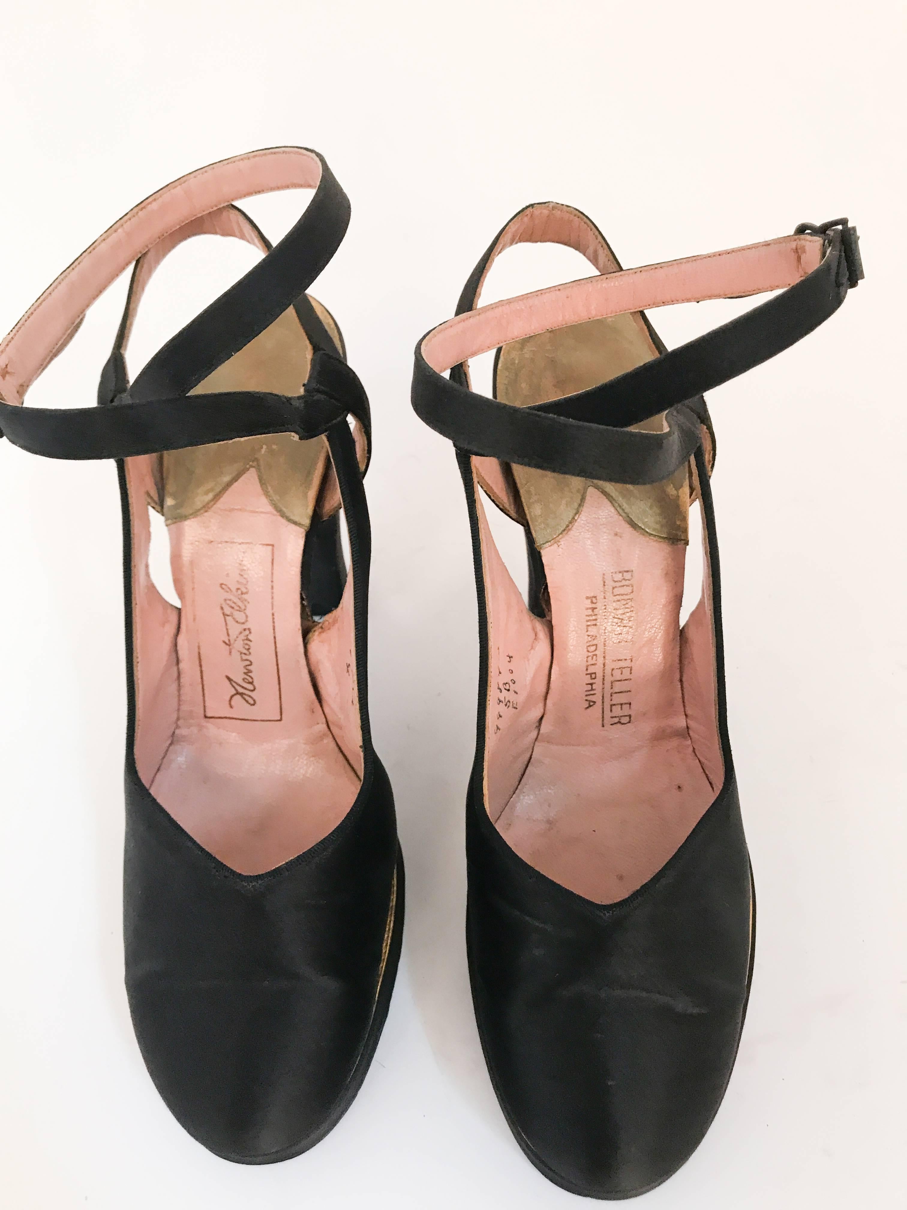 1940er Jahre Schwarze und goldene Satin-Riemenschuhe mit Absatz Damen im Angebot