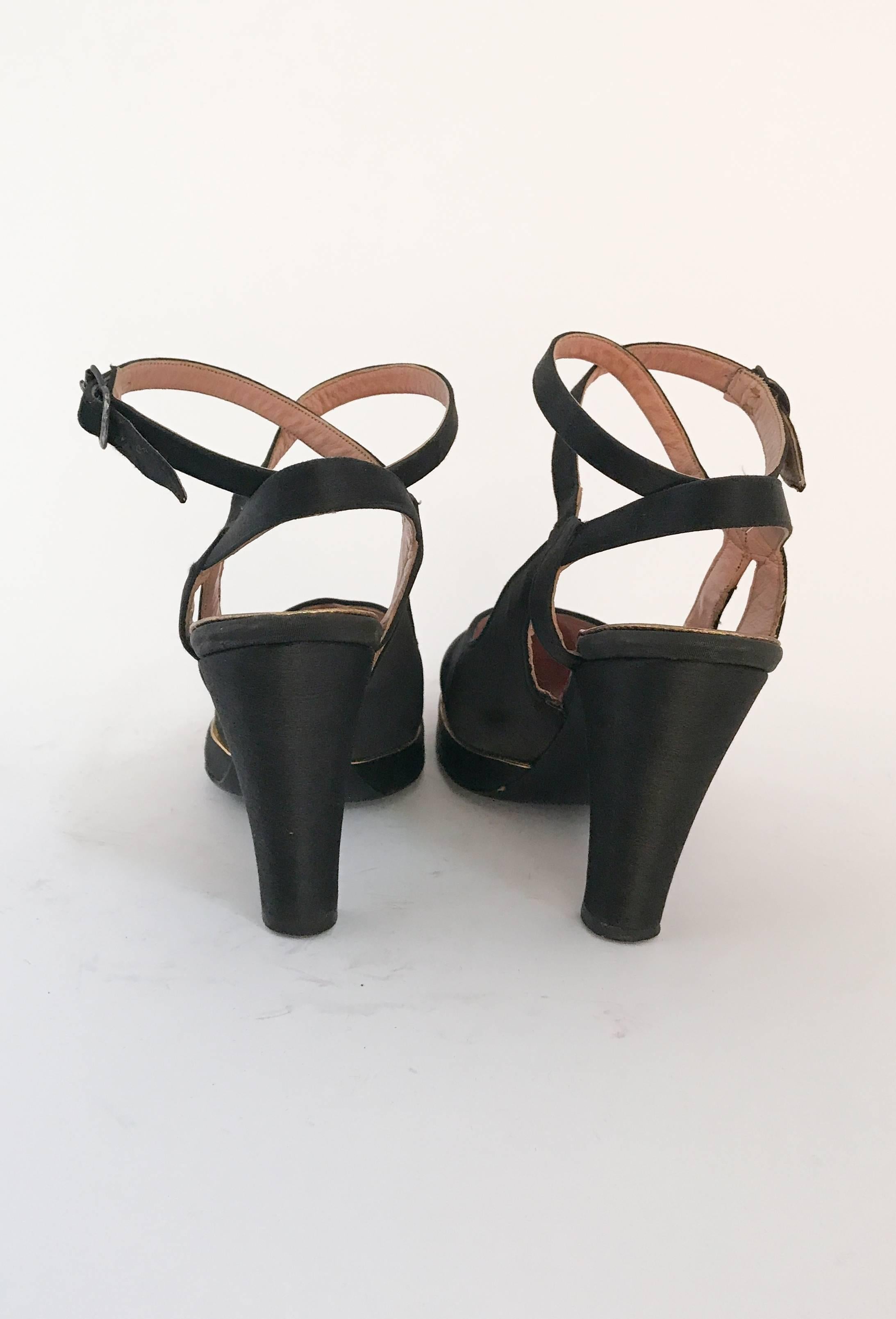 Chaussures à talons à lanières en satin noir et or des années 1940 en vente 1