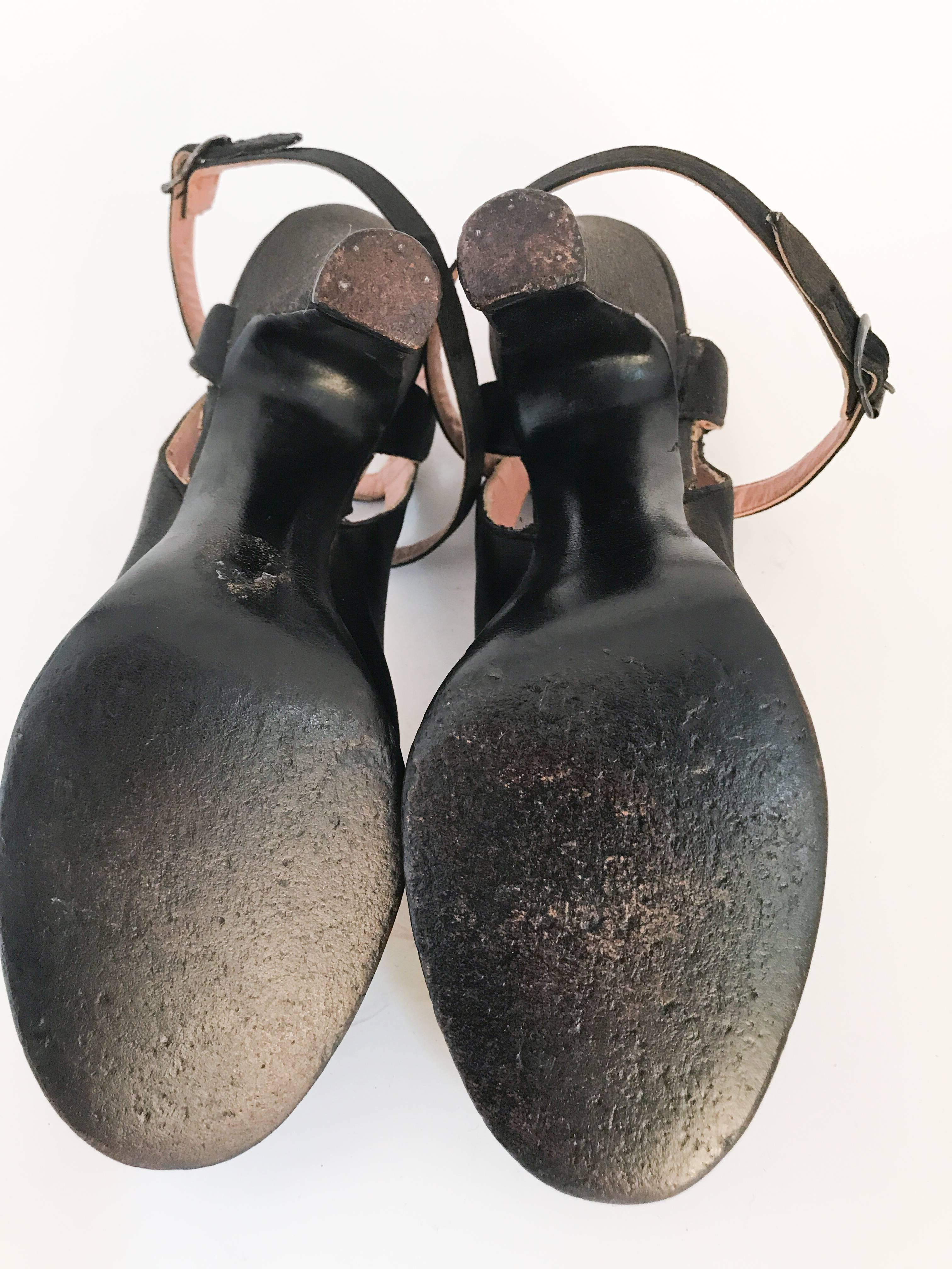 Chaussures à talons à lanières en satin noir et or des années 1940 en vente 2