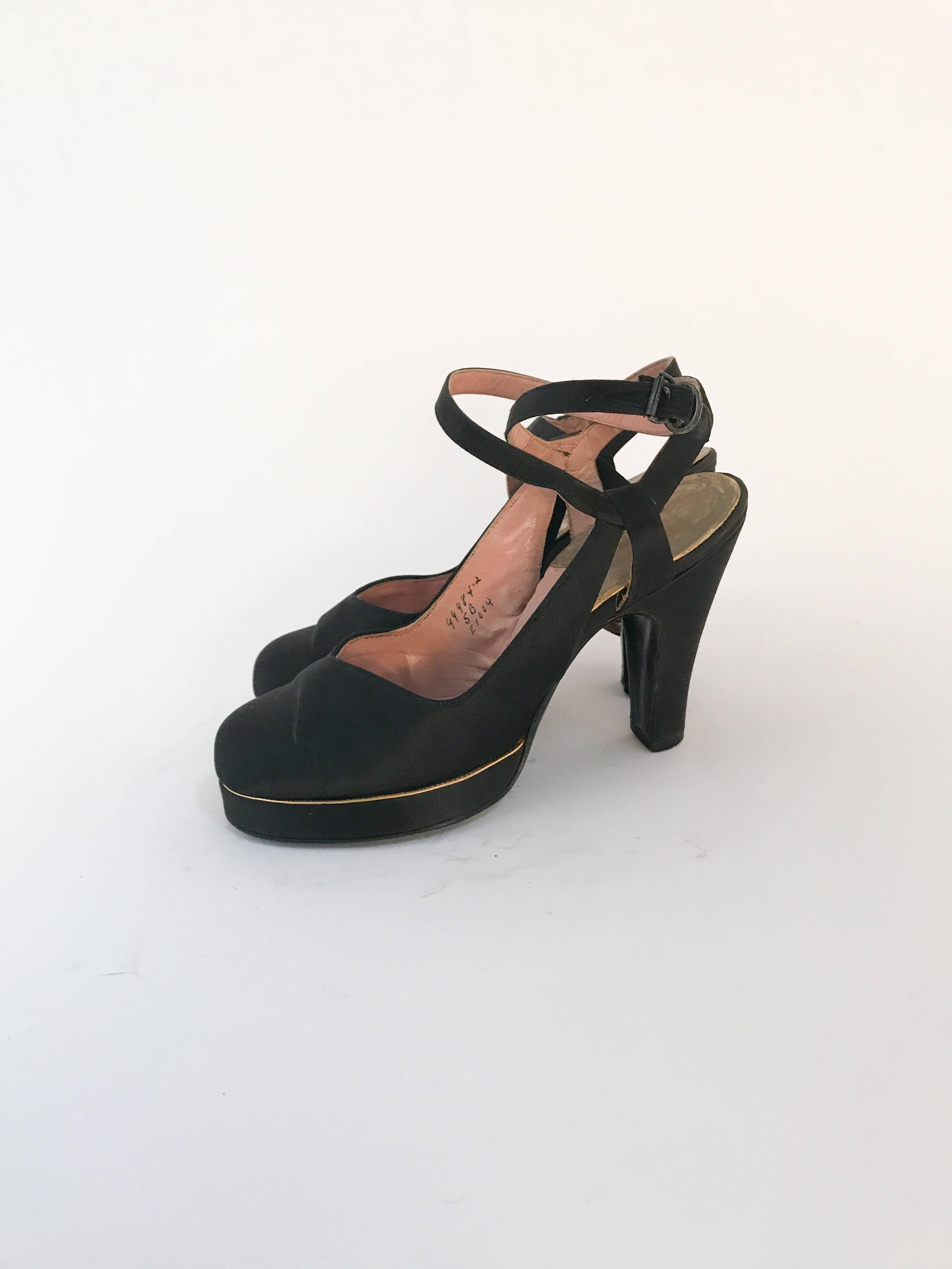 1940er Jahre Schwarze und goldene Satin-Riemenschuhe mit Absatz im Angebot 1