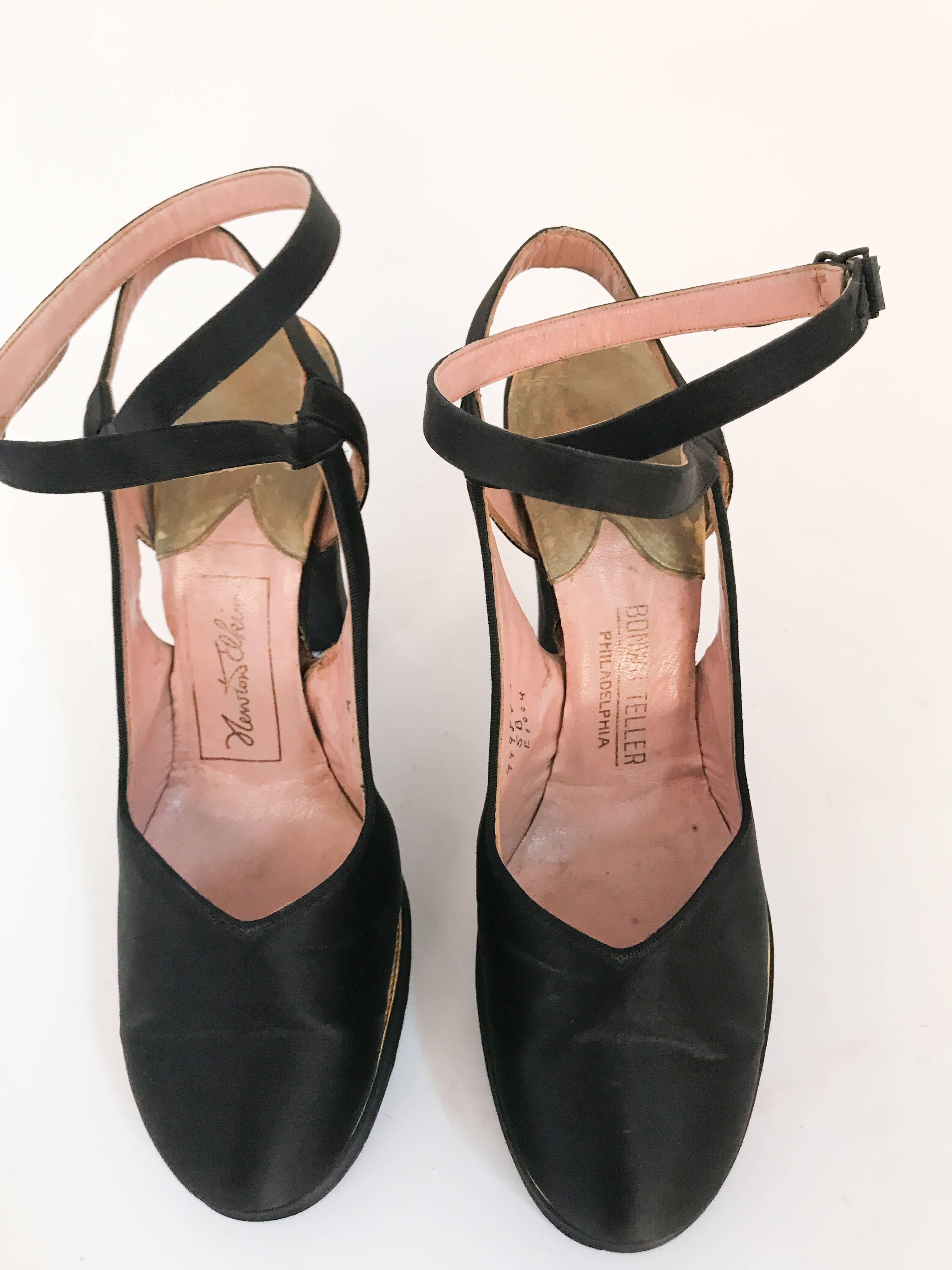 Noir Chaussures à talons à lanières en satin noir et or des années 1940 en vente