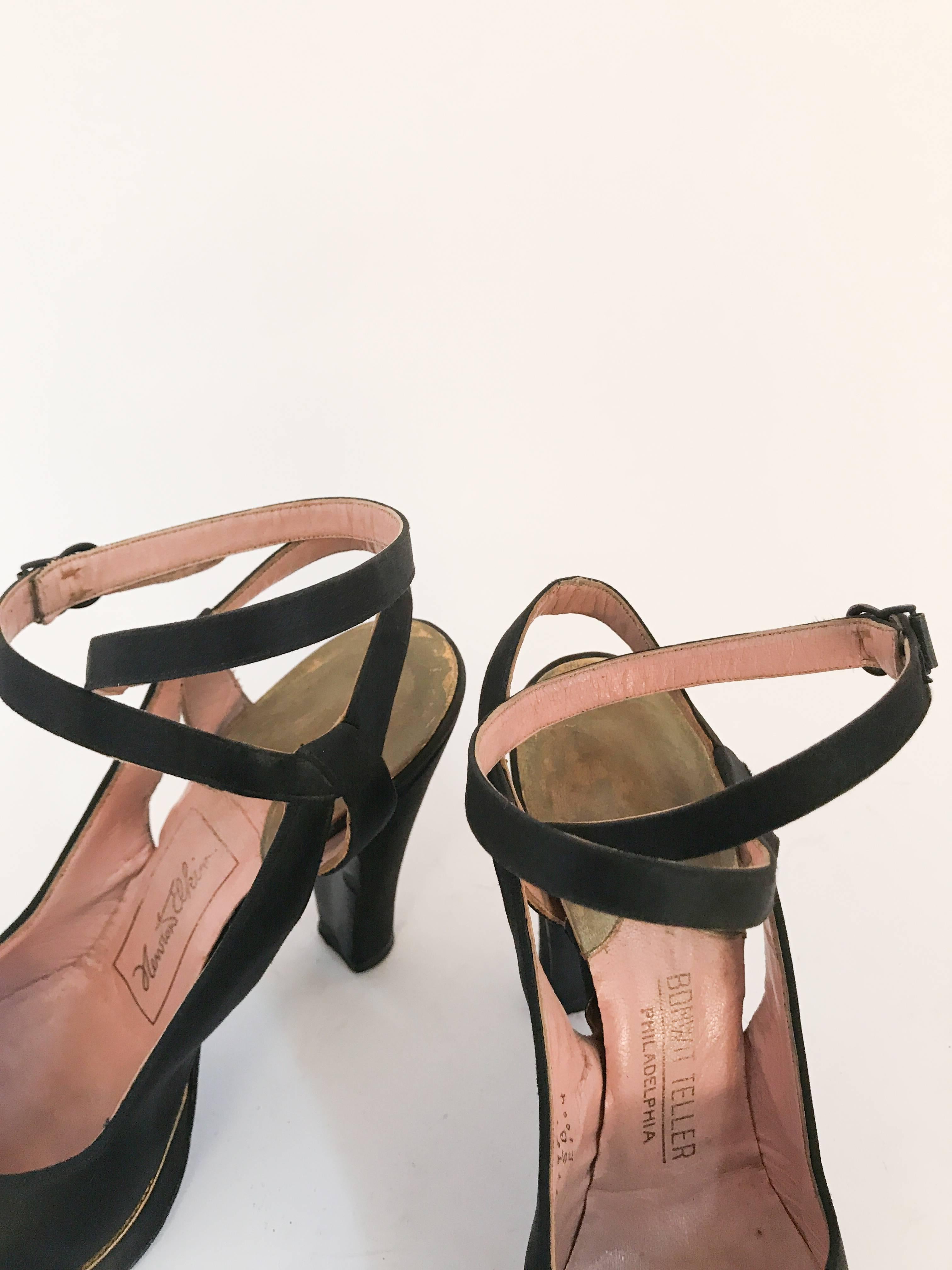talons à lanières en satin noir et or des années 1940. Chaussures à talons en satin noir avec garniture en cuir doré et bride croisée à la cheville avec boucle sur le côté. 