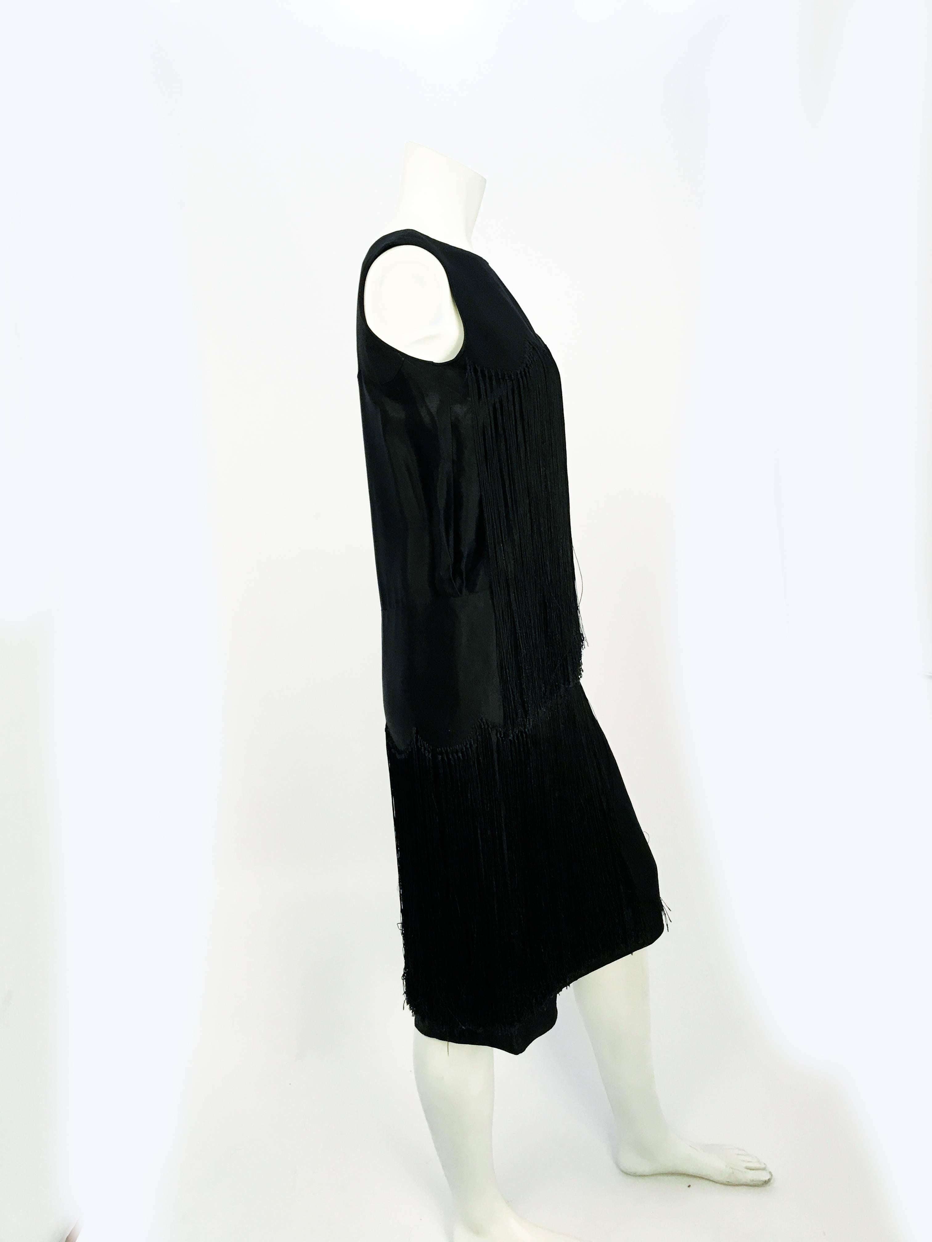 Vestido de noche de satén negro años 20 con flecos Negro en venta