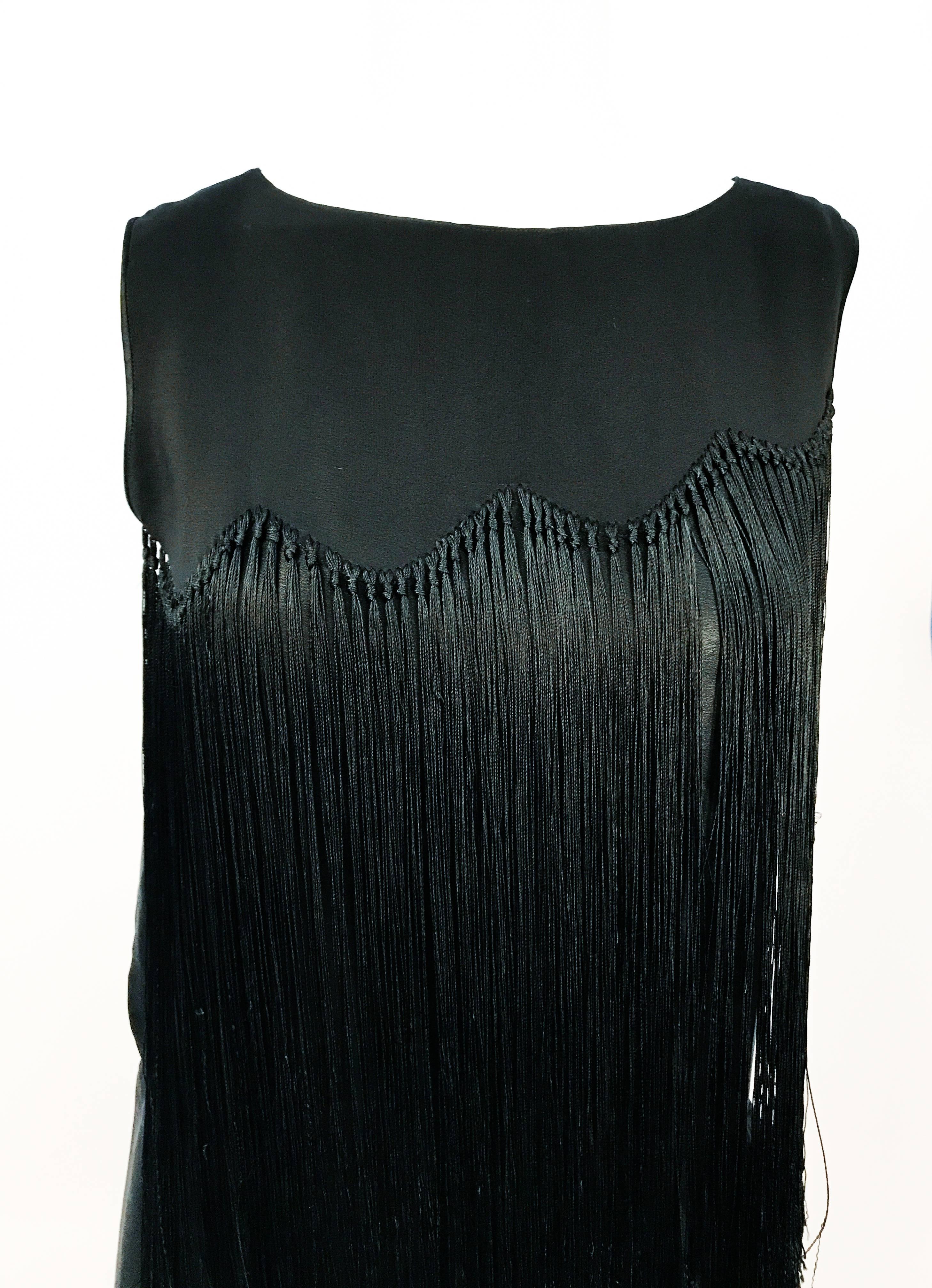Vestido de noche de satén negro años 20 con flecos en venta 2