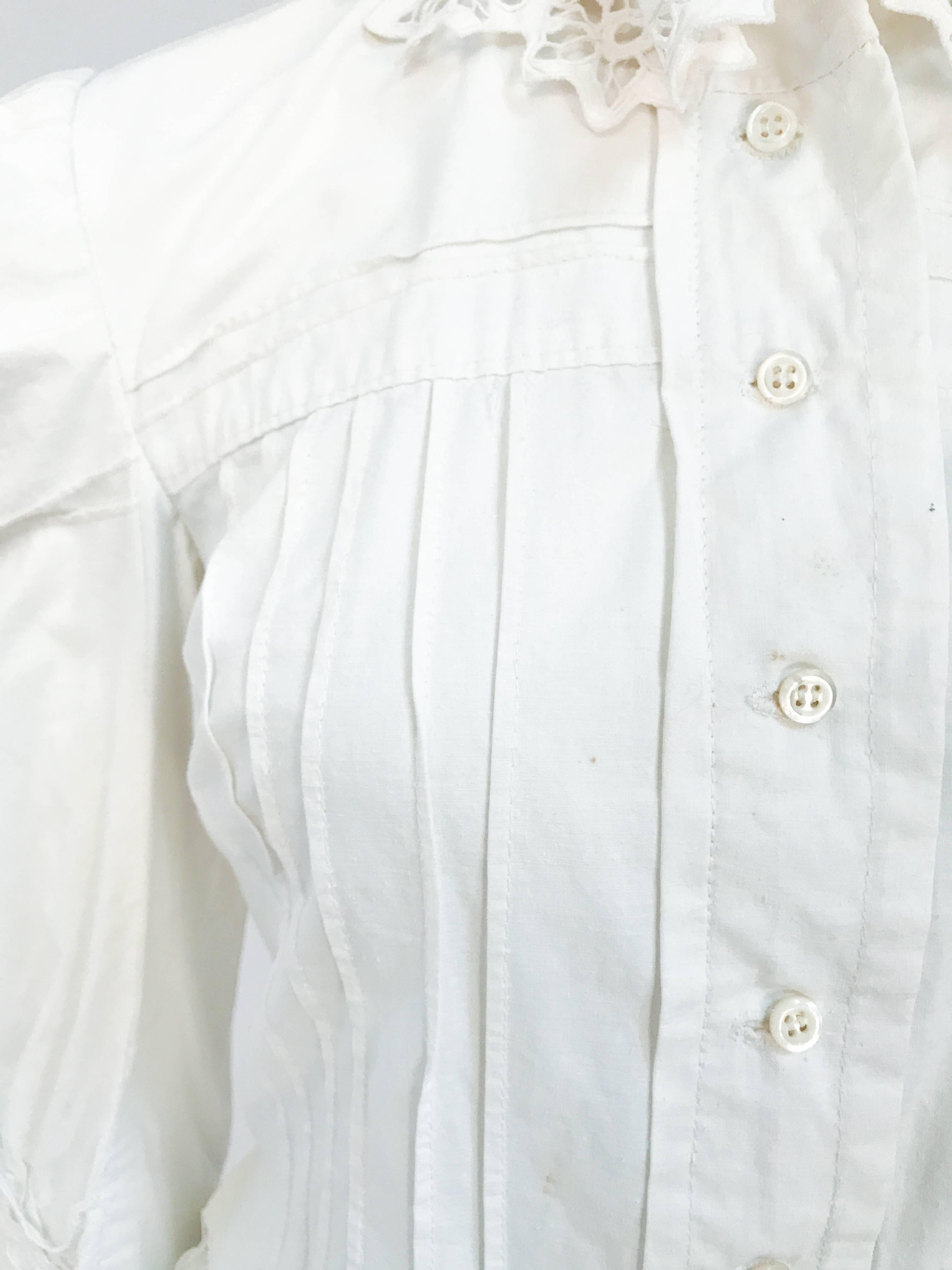 Handgefertigte Jacke aus weißer Baumwolle im viktorianischen Stil (Grau) im Angebot