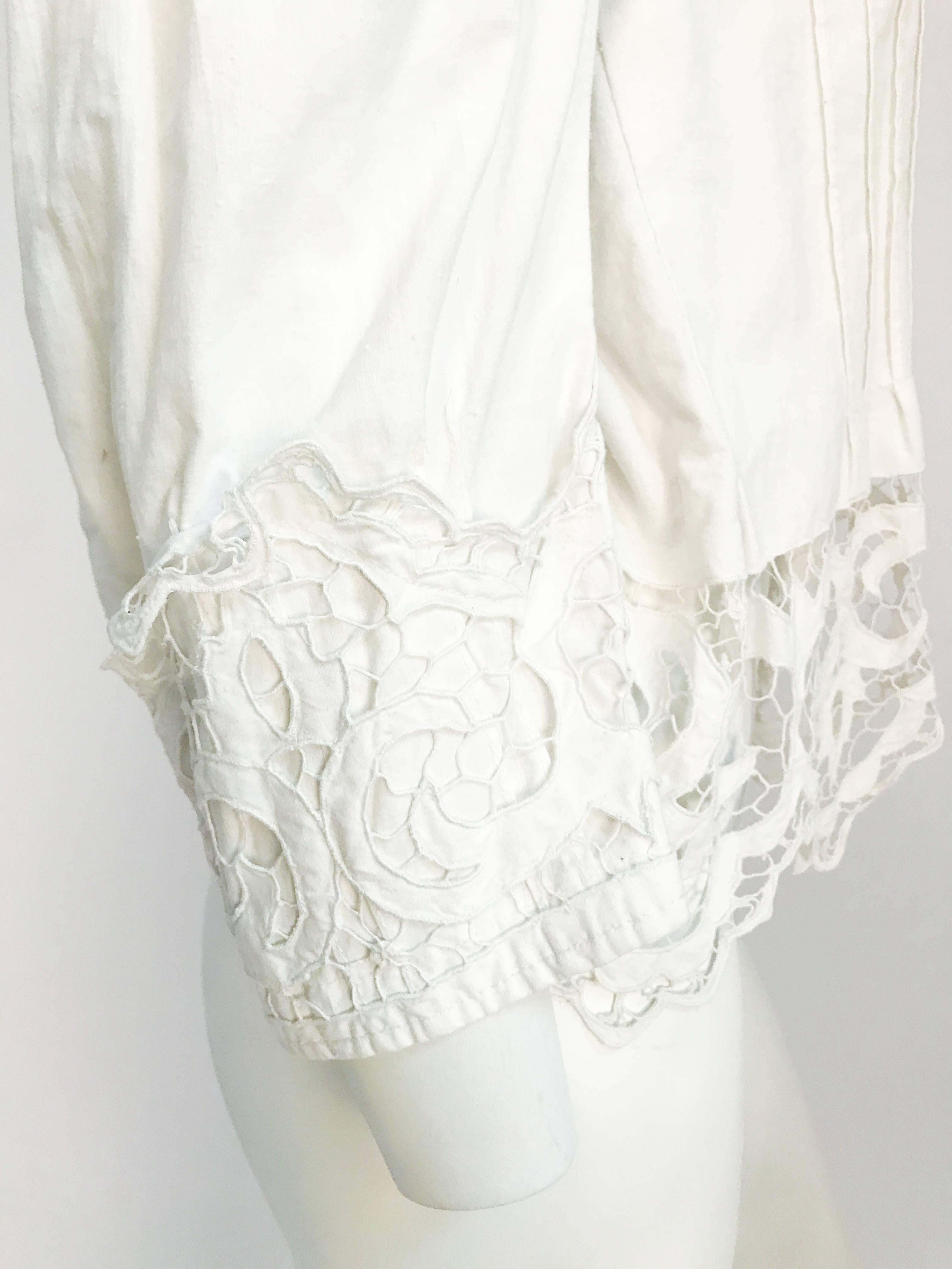Handgefertigte Jacke aus weißer Baumwolle im viktorianischen Stil im Angebot 1
