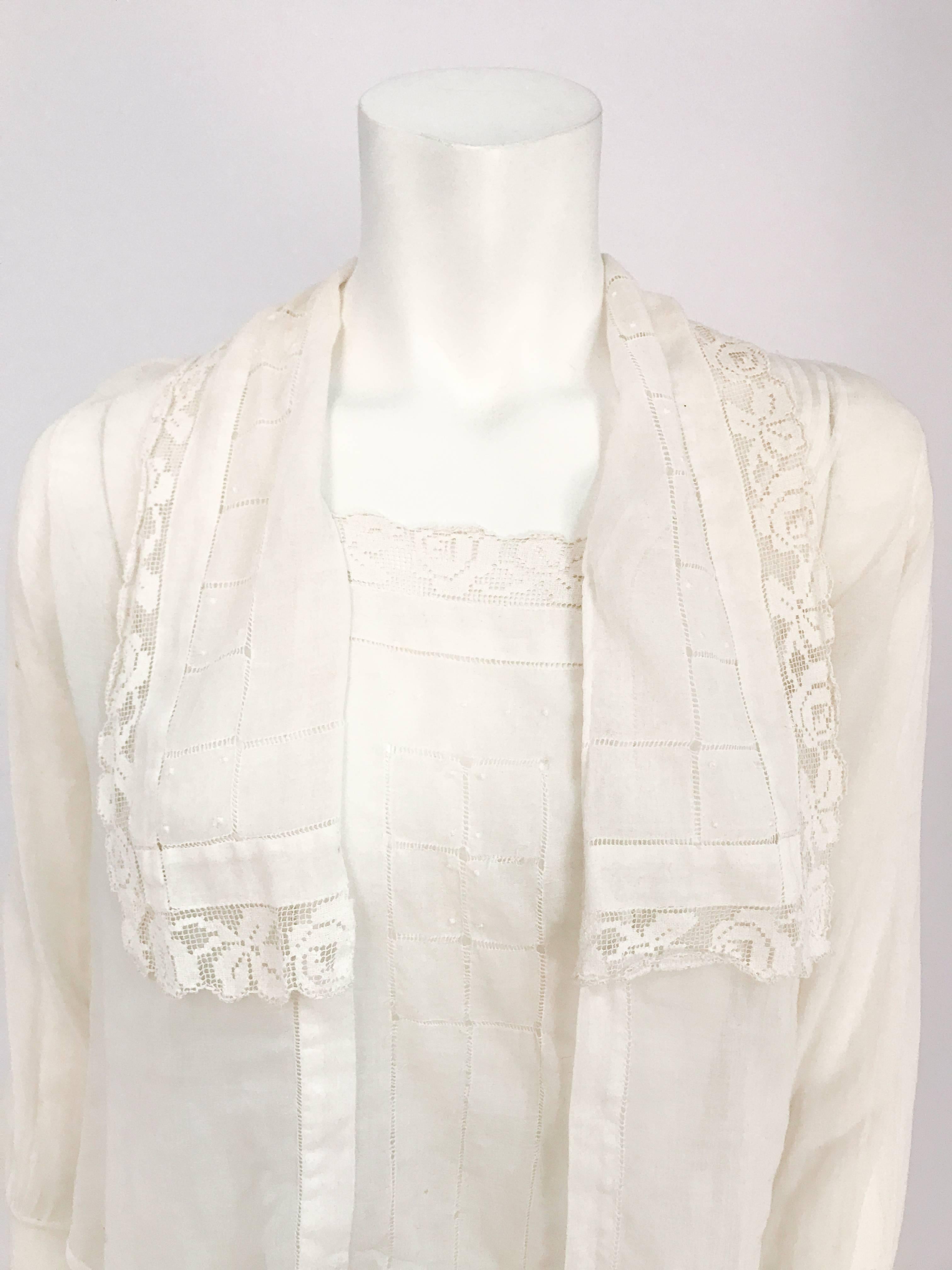 Weiße handgefertigte Bluse in Weiß mit Spitzen- und Pulloverarbeit, Ende der 1910er Jahre  (Grau) im Angebot