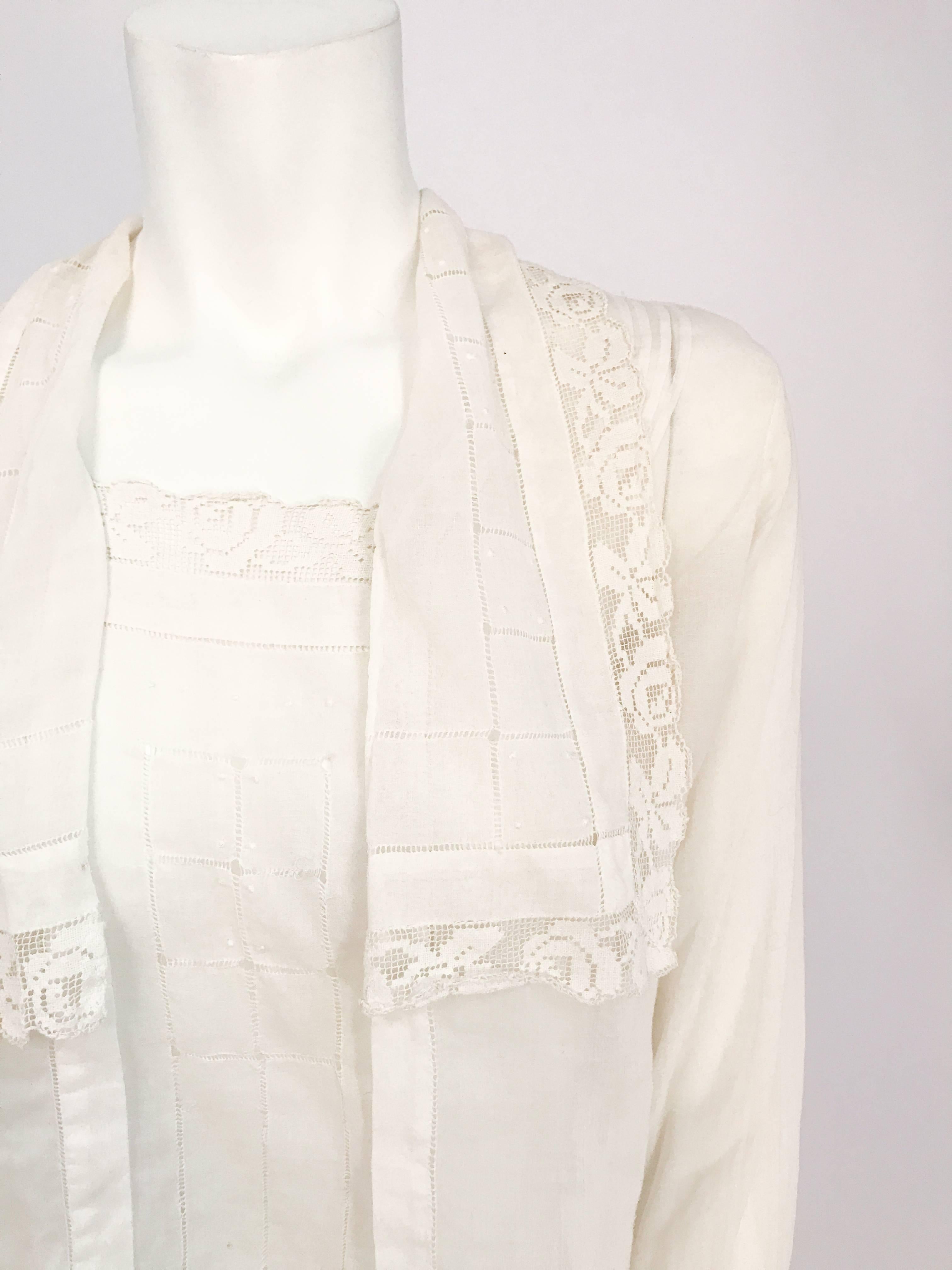 Weiße handgefertigte Bluse in Weiß mit Spitzen- und Pulloverarbeit, Ende der 1910er Jahre  im Zustand „Gut“ im Angebot in San Francisco, CA