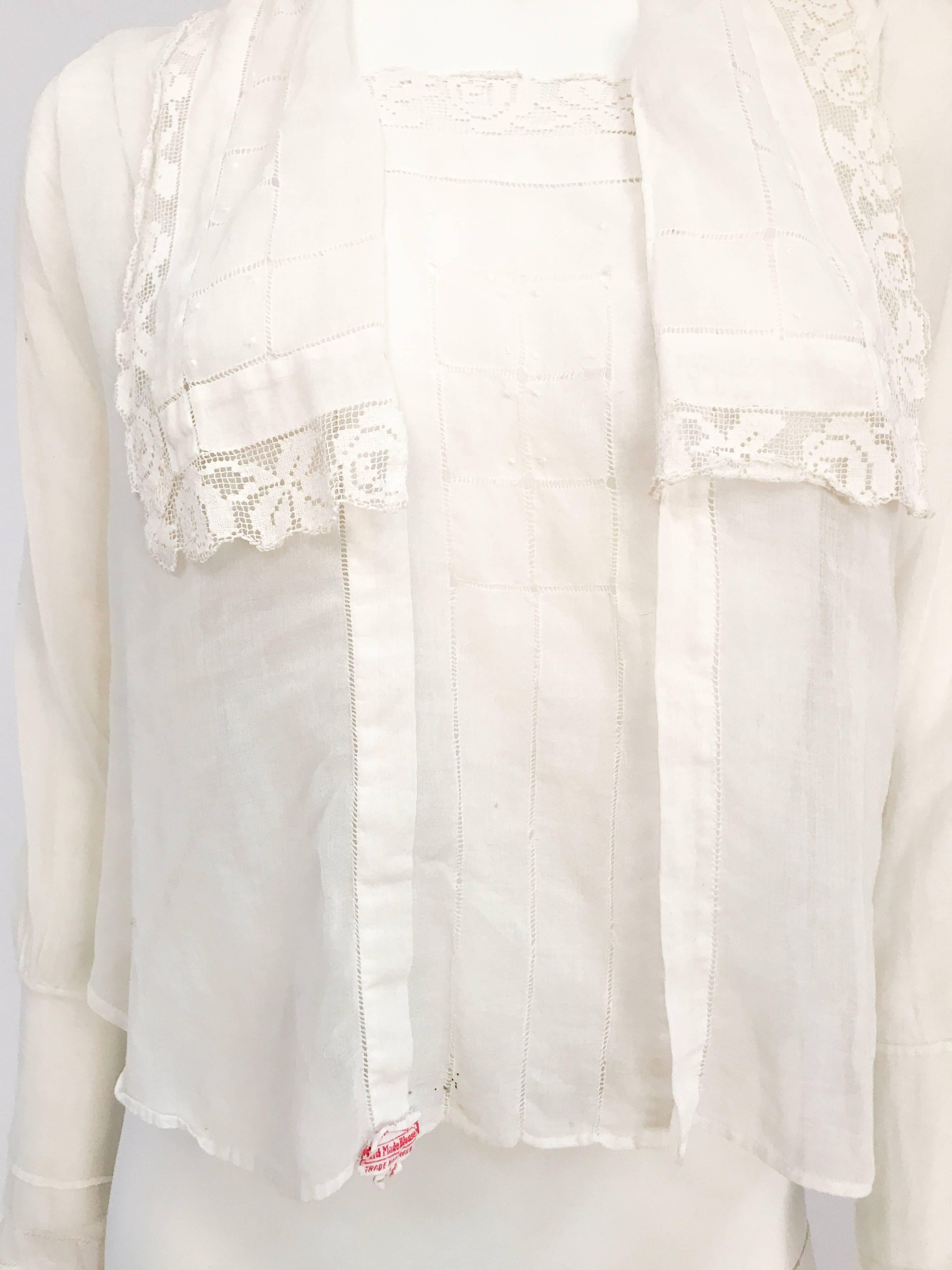 Weiße handgefertigte Bluse in Weiß mit Spitzen- und Pulloverarbeit, Ende der 1910er Jahre  Damen im Angebot