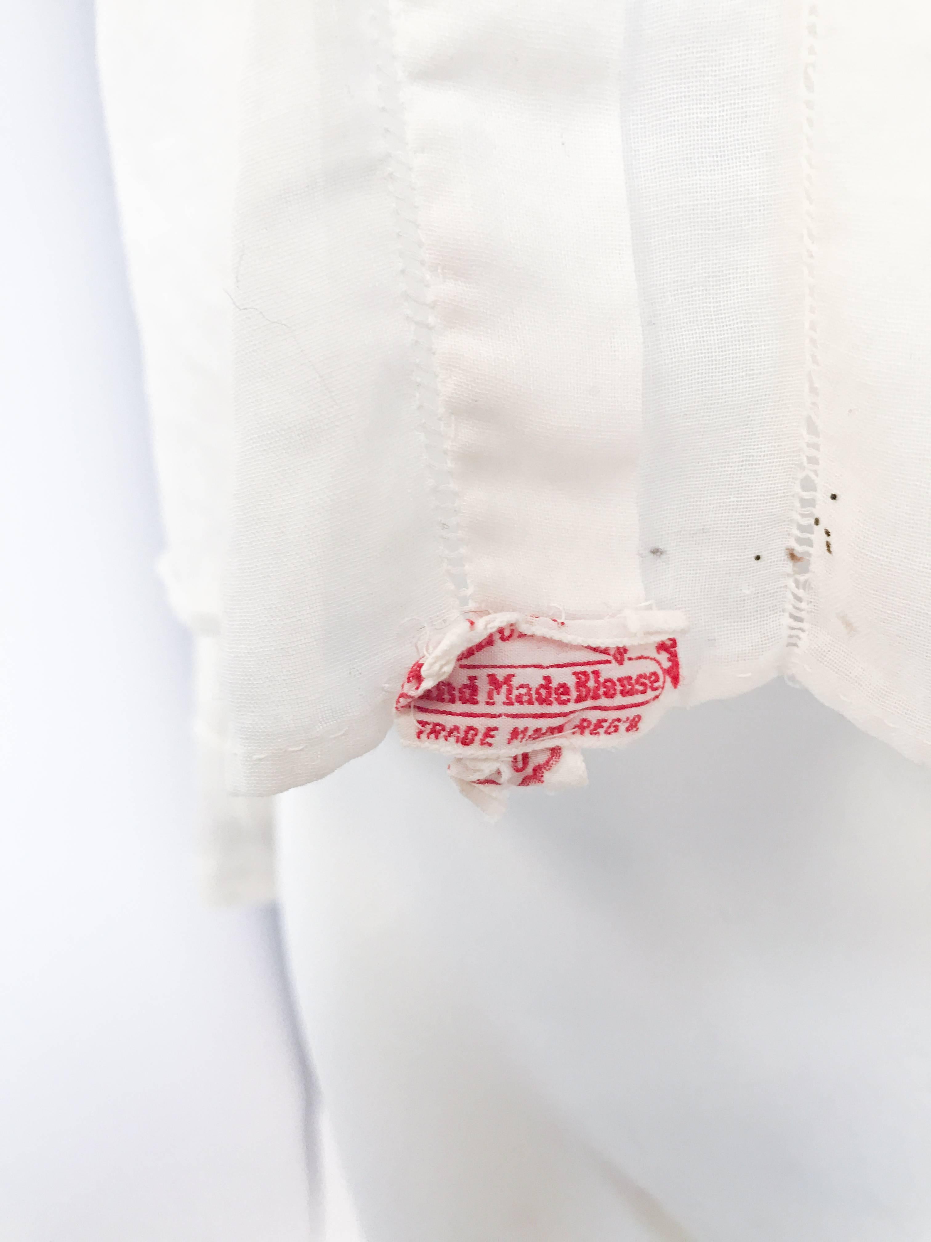 Weiße handgefertigte Bluse in Weiß mit Spitzen- und Pulloverarbeit, Ende der 1910er Jahre  im Angebot 1