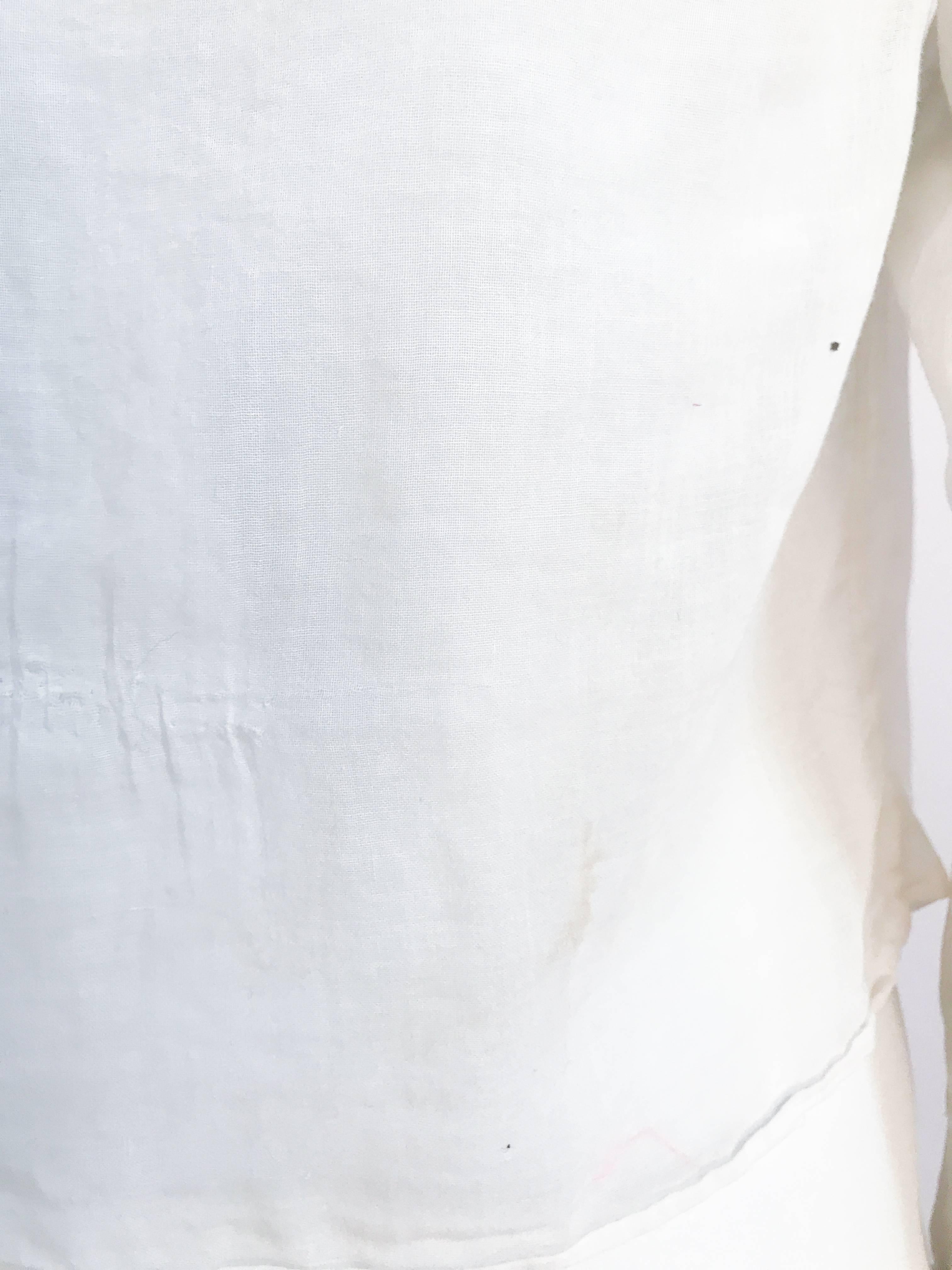 Weiße handgefertigte Bluse in Weiß mit Spitzen- und Pulloverarbeit, Ende der 1910er Jahre  im Angebot 4