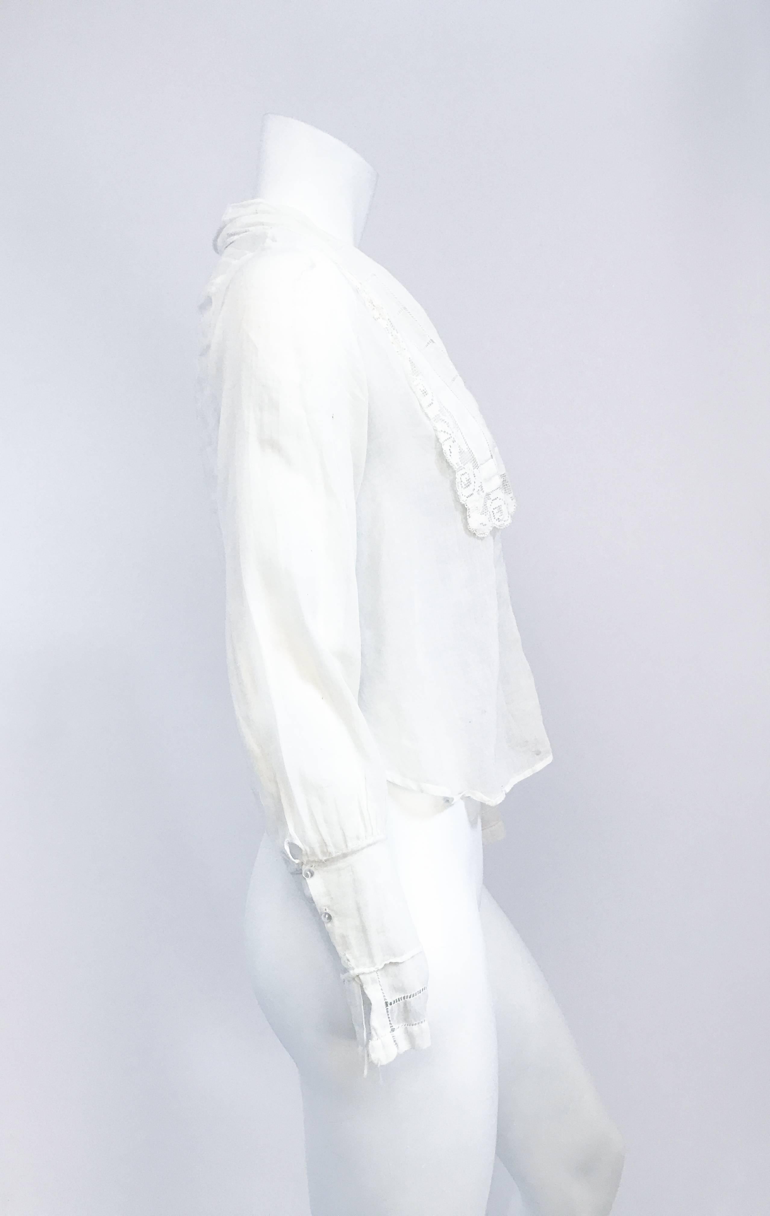 White Handmade Blouse With Lace and Pull Work, Late 1910s  In Good Condition For Sale In San Francisco, CA