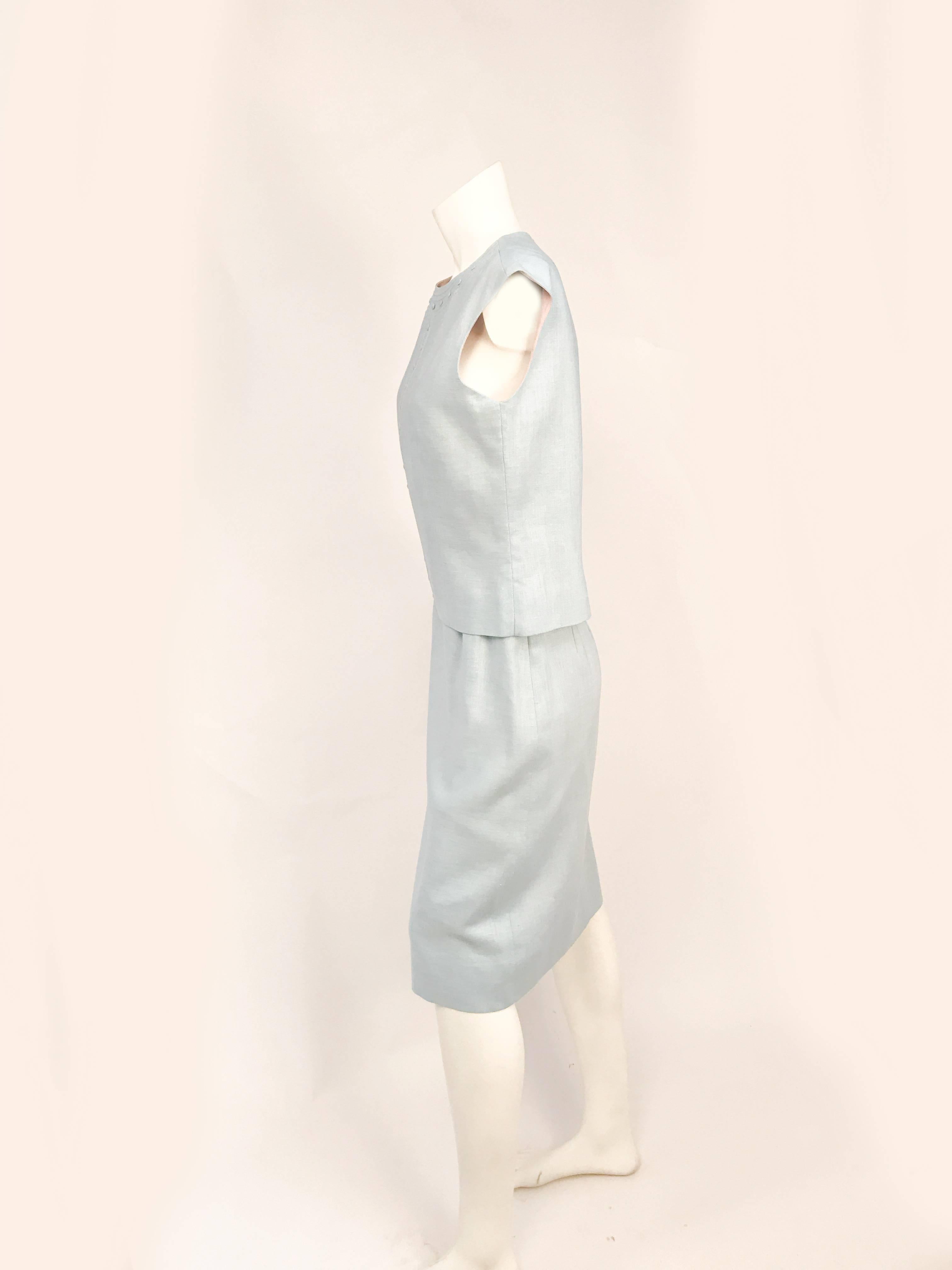 Gris Ensemble jupe/haut en lin bleu clair des années 1960 en vente