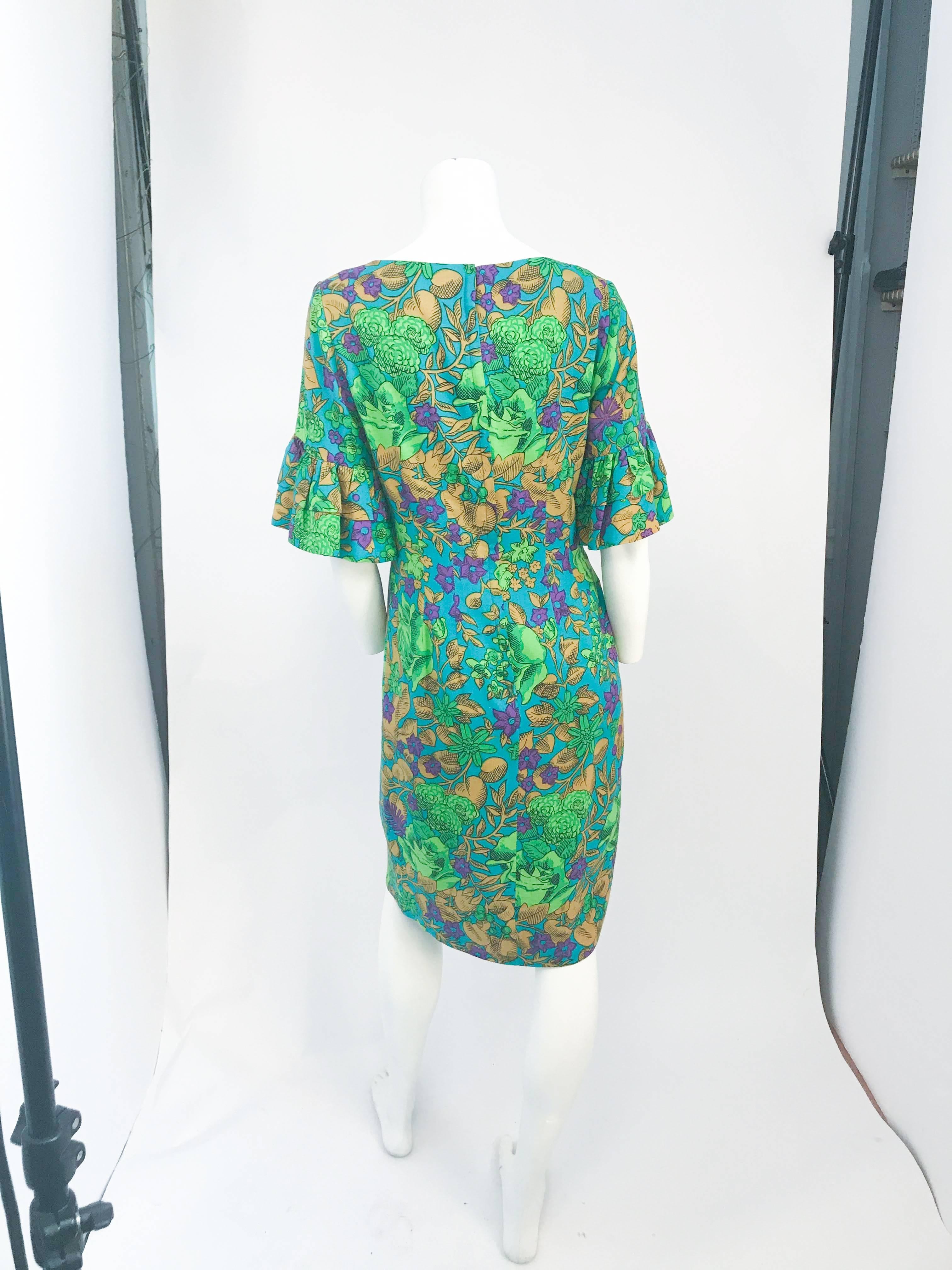 Vestido de manga de campana, floral y entallado, verde con volantes, de los años 60 Verde en venta