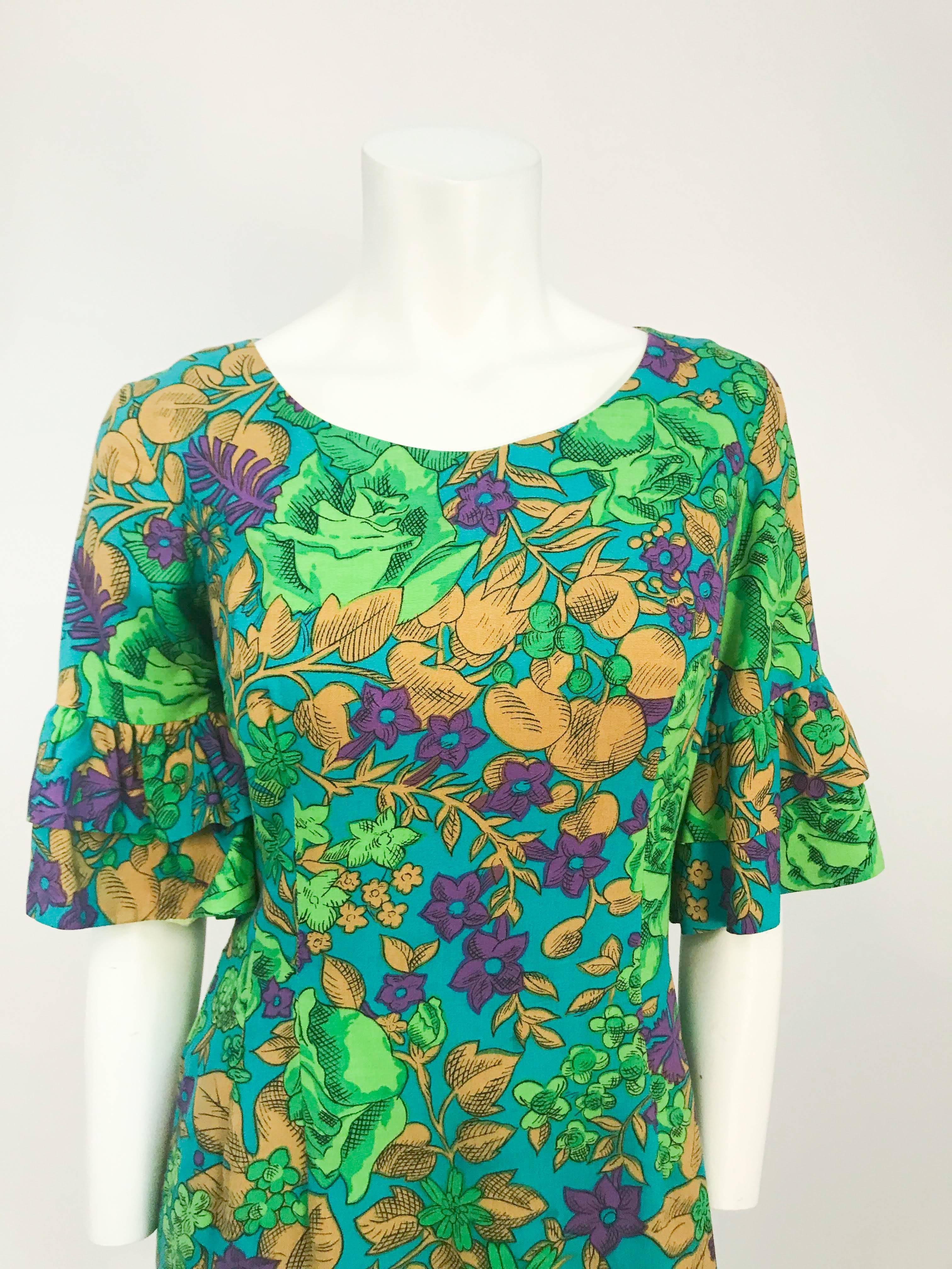 Vestido de manga de campana, floral y entallado, verde con volantes, de los años 60 en Bueno estado para la venta en San Francisco, CA
