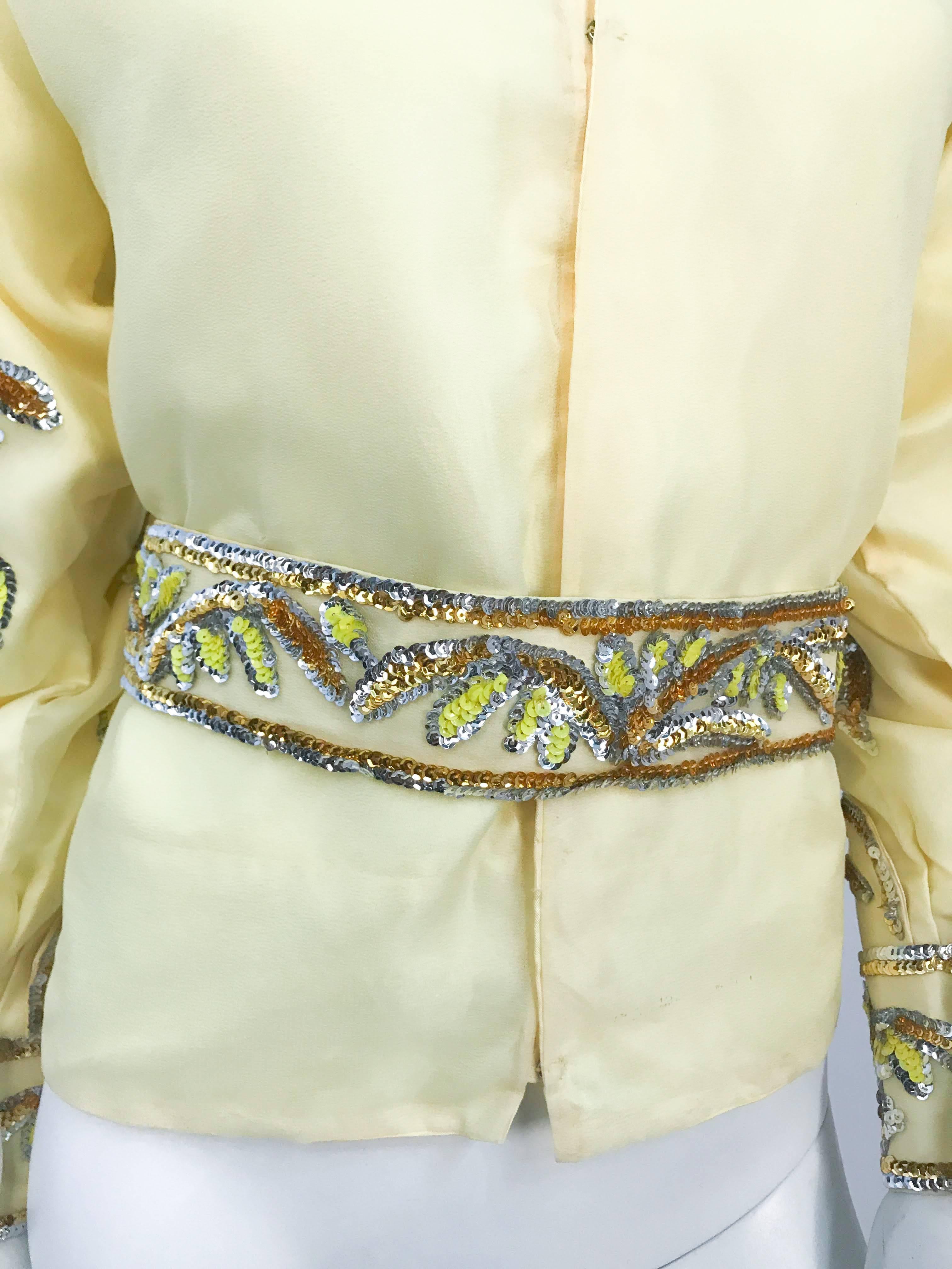 Handgefertigtes gelbes Pailletten-Top und Gürtel-Set aus den 1960er Jahren mit ausgestellten Manschettenknöpfen (Weiß) im Angebot