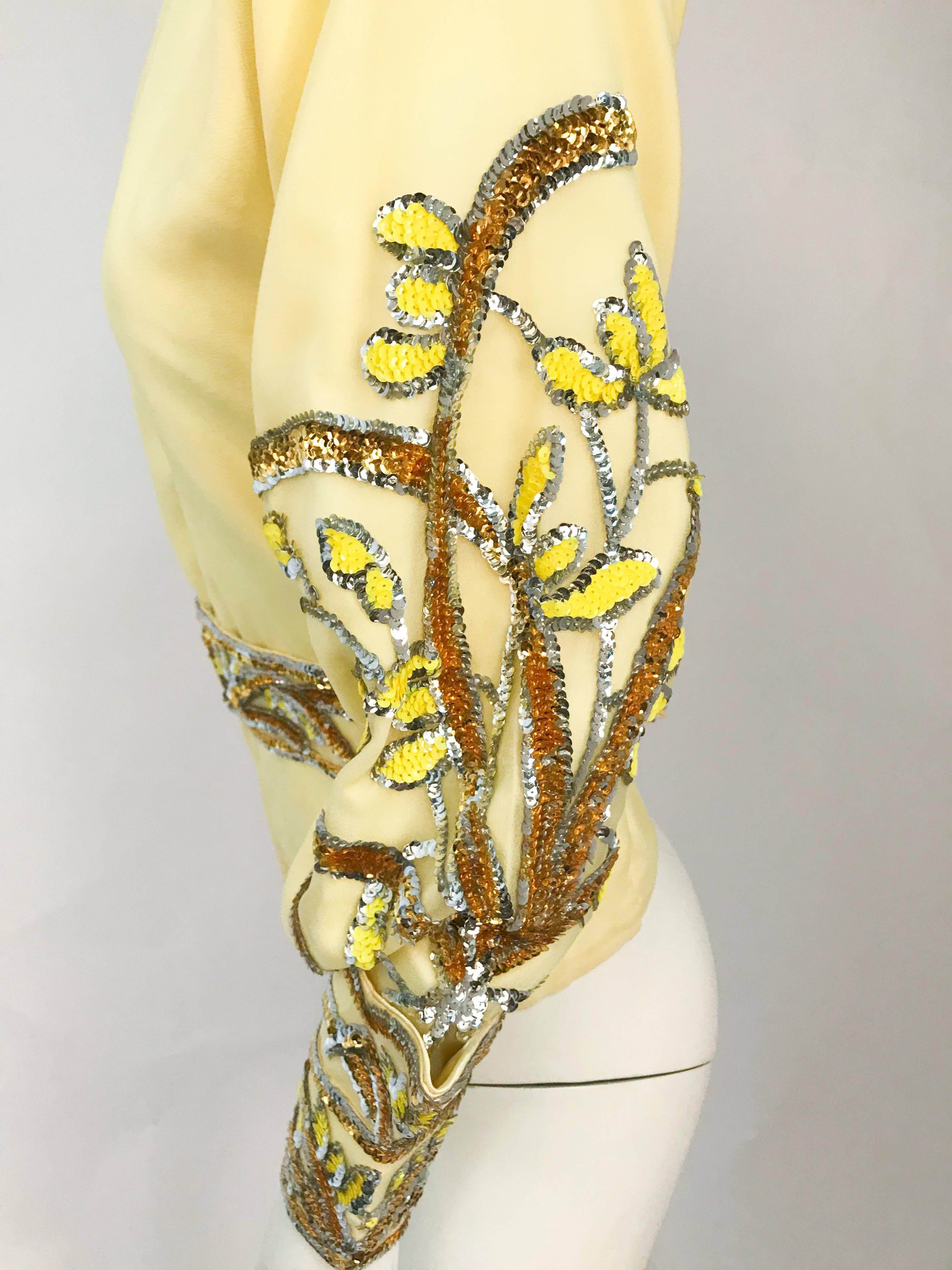 Handgefertigtes gelbes Pailletten-Top und Gürtel-Set aus den 1960er Jahren mit ausgestellten Manschettenknöpfen Damen im Angebot