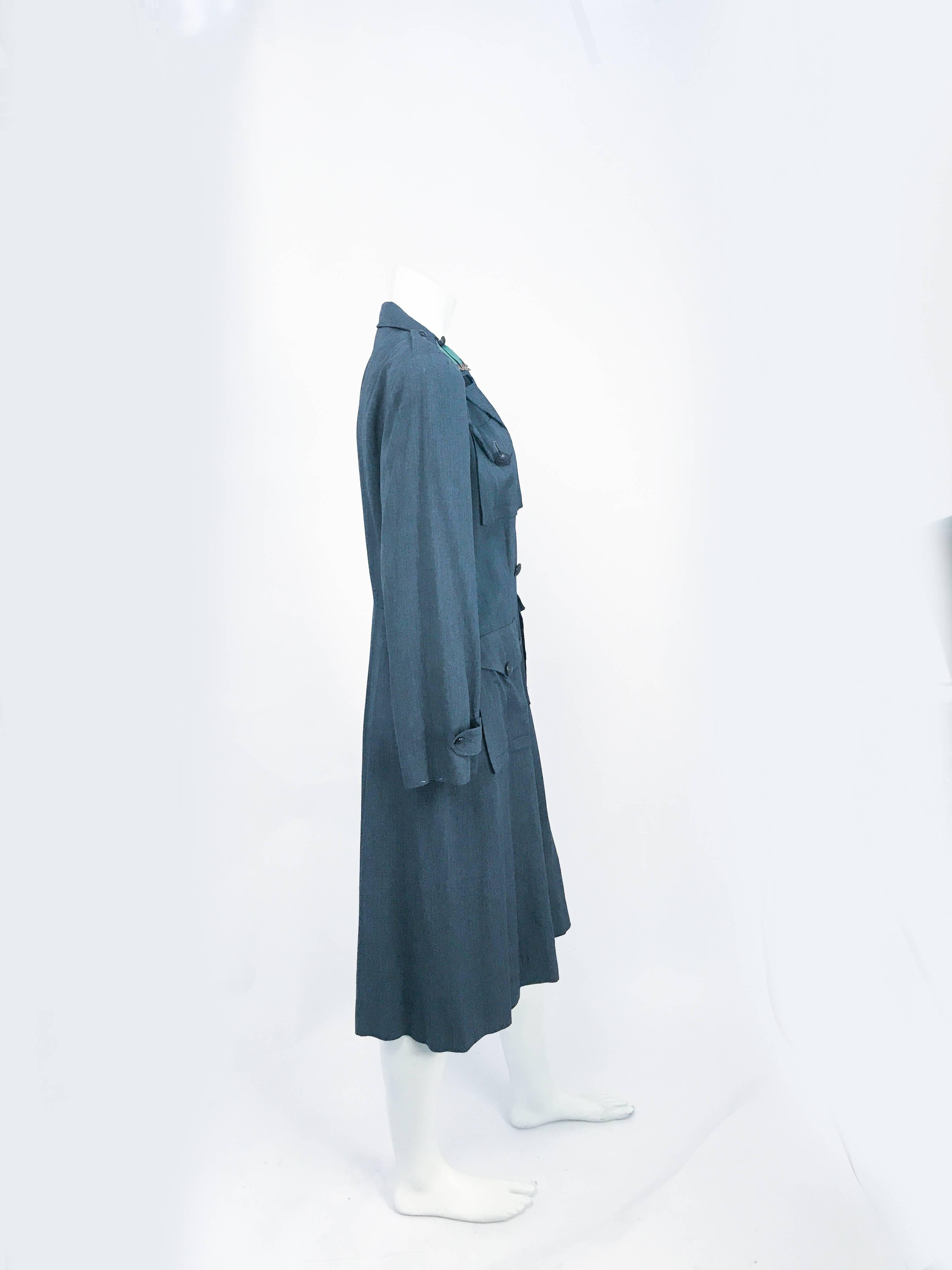 uniforme de la Croix-Rouge de la Seconde Guerre mondiale des années 1940. Uniforme de la Croix-Rouge de la Seconde Guerre mondiale:: orné d'écussons et assorti d'un chapeau. Fabriqué en gabardine de laine marine.