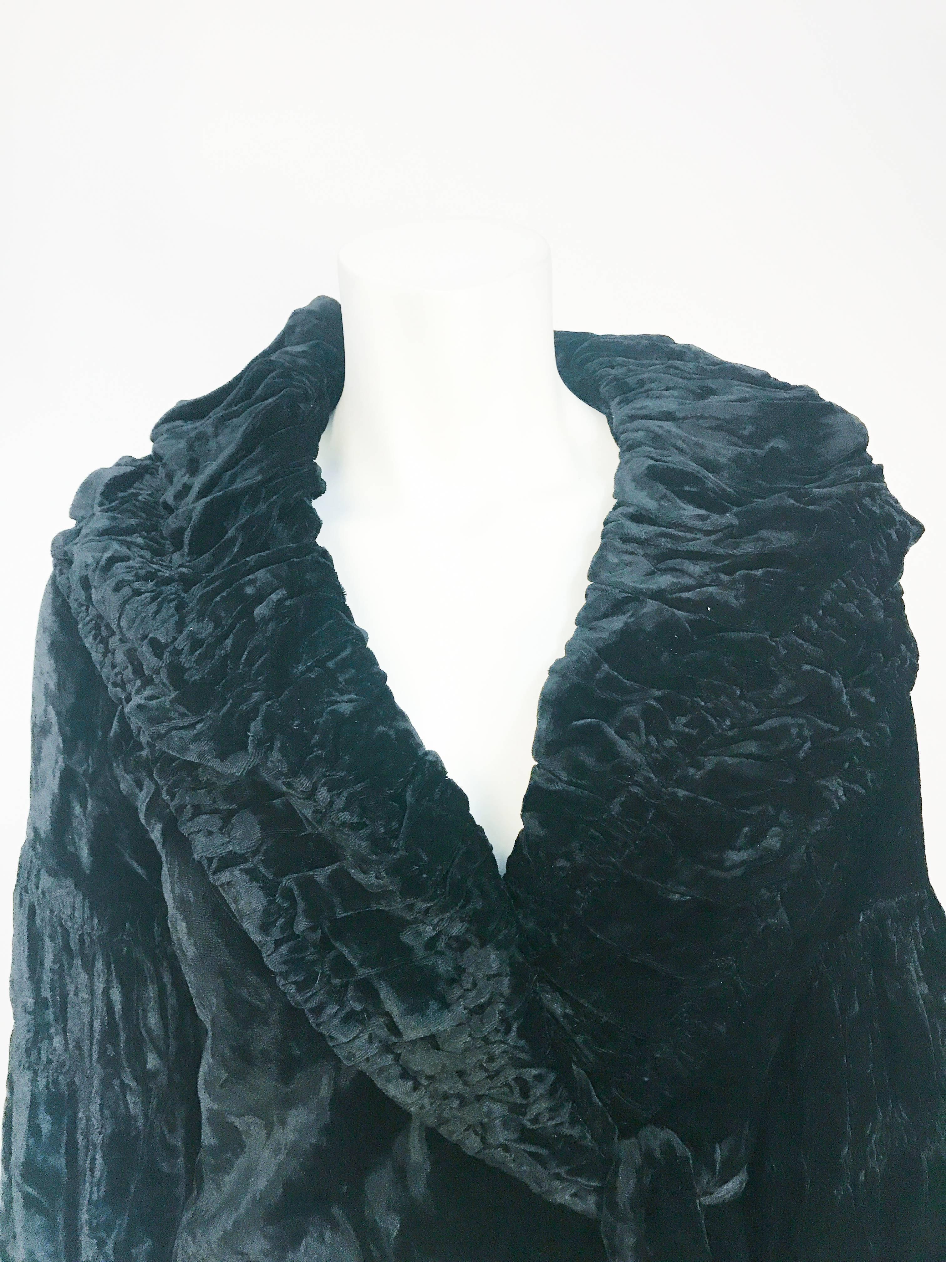 1930s Black Silk Velvet Evening Coat In Good Condition For Sale In San Francisco, CA
