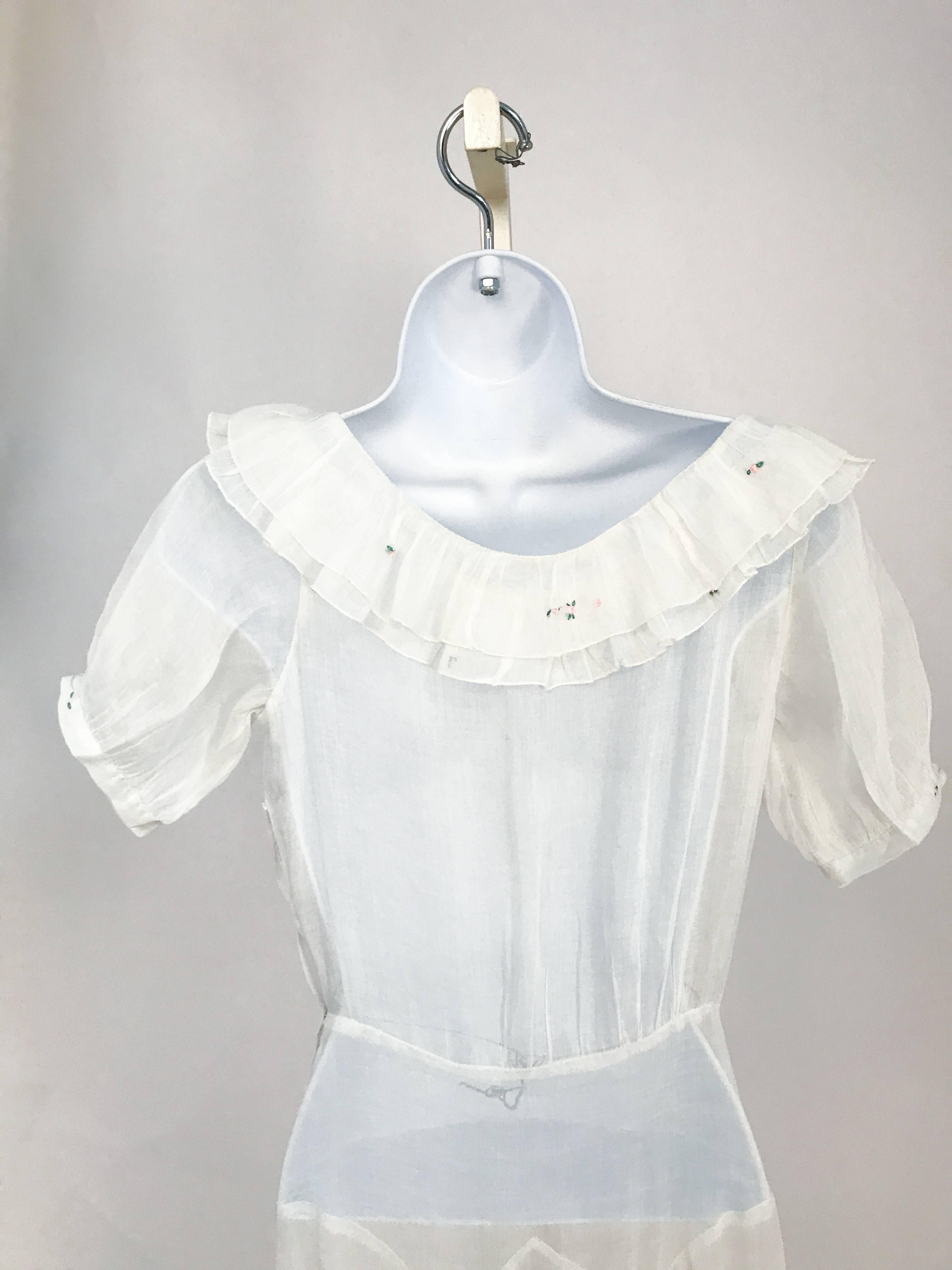 Early 1930s White Cotton Lawn Dress With Rosebud Embroidery In Good Condition In San Francisco, CA