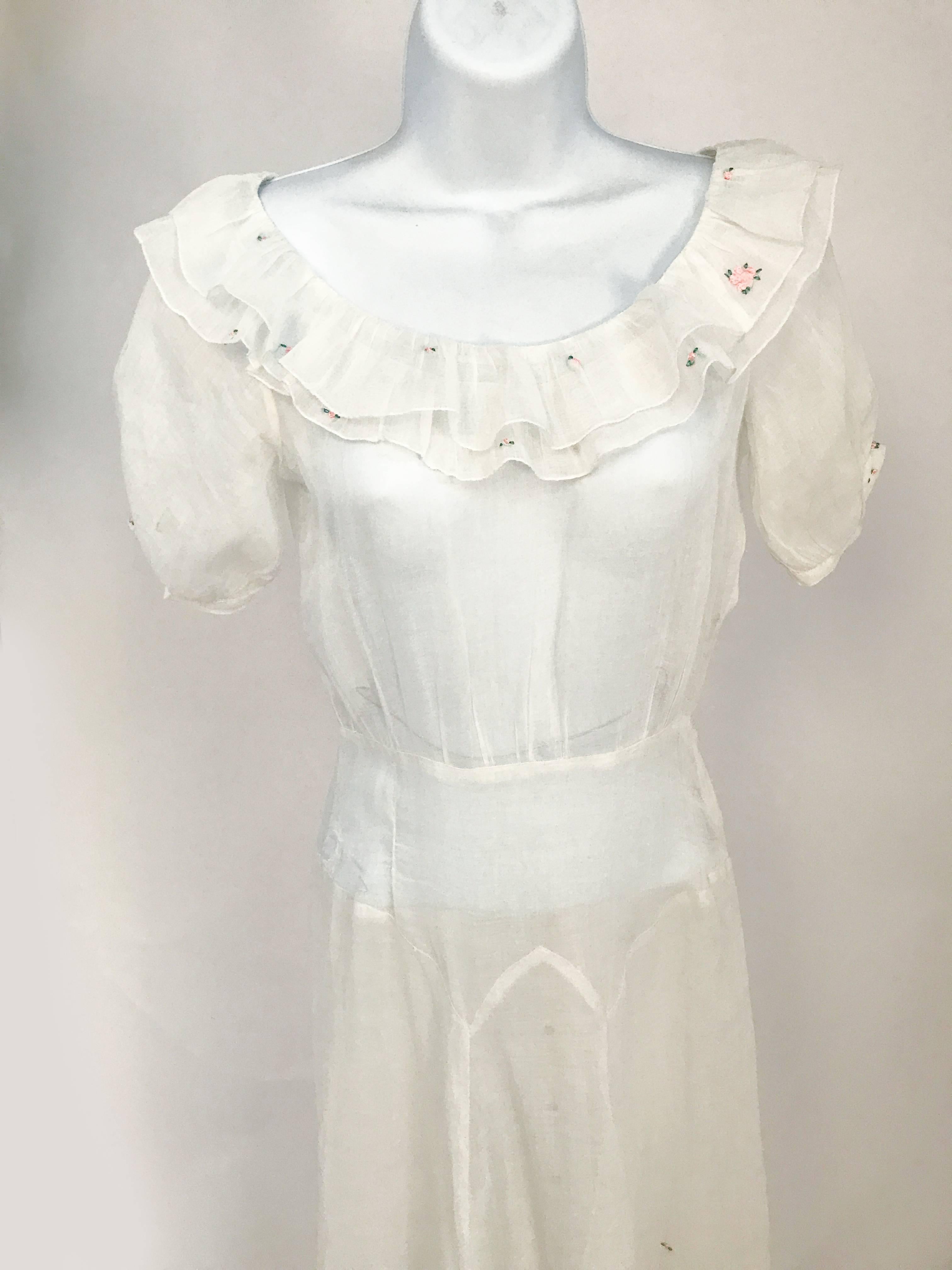 Women's Early 1930s White Cotton Lawn Dress With Rosebud Embroidery