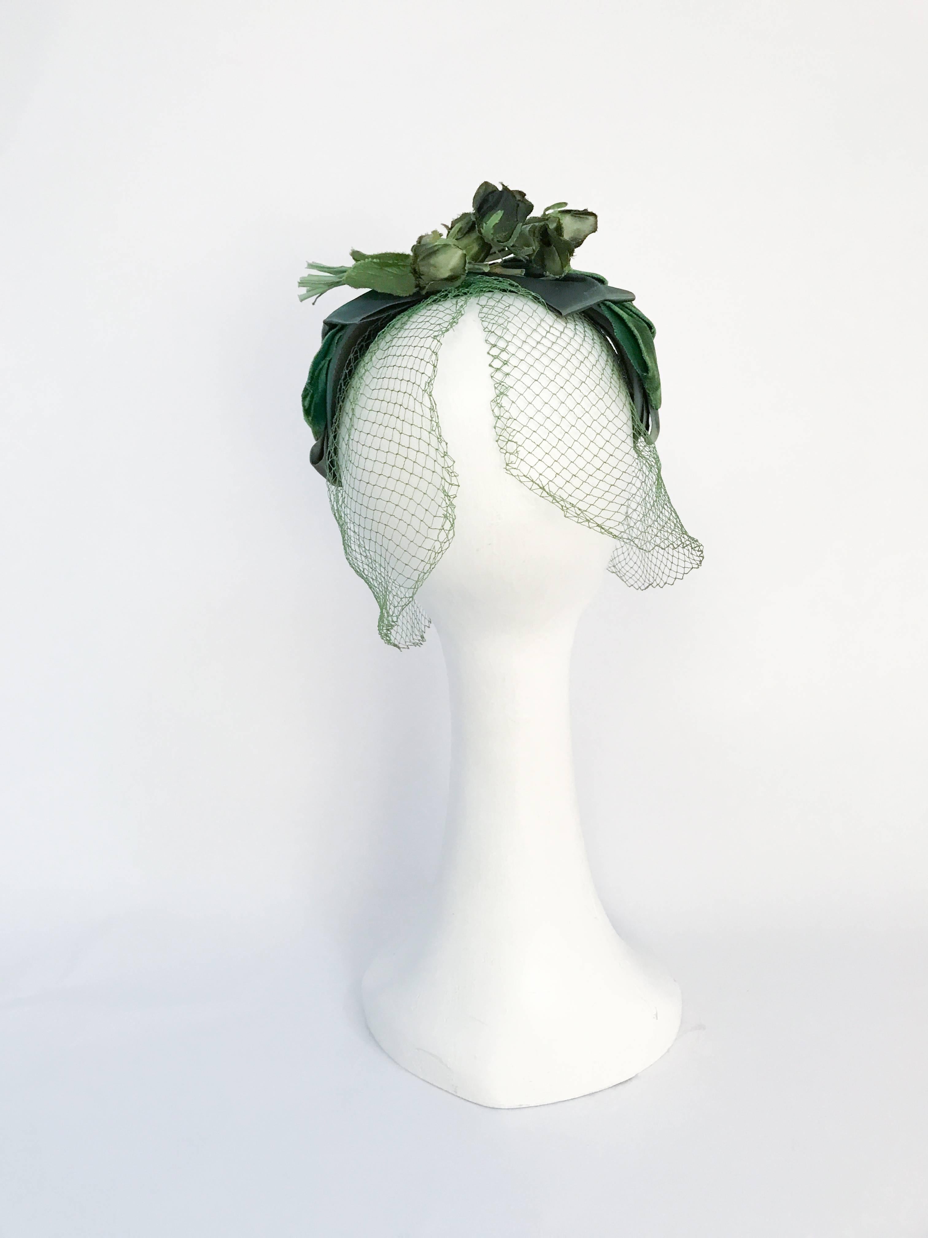 1950s Green Netted Cocktail Hat with Silk Roses In Good Condition In San Francisco, CA