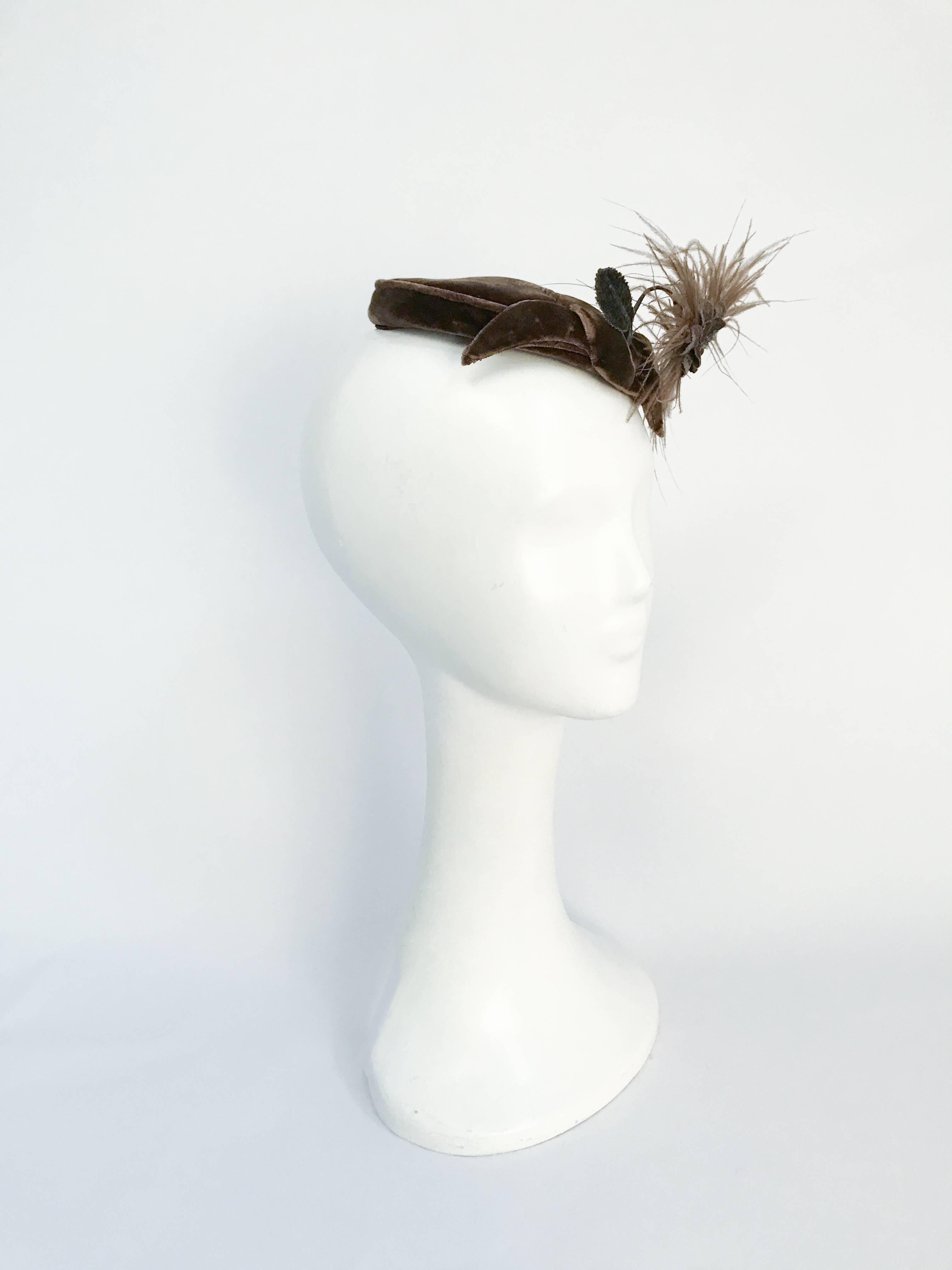 1950er Jahre Taupe Rayon Samt mit gefiederten Blume. Taupefarbener Rayonsamthut mit handgefertigter Samtblume, die mit Marabufedern verziert ist. Gummiband zur Befestigung der Mütze am Kopf.