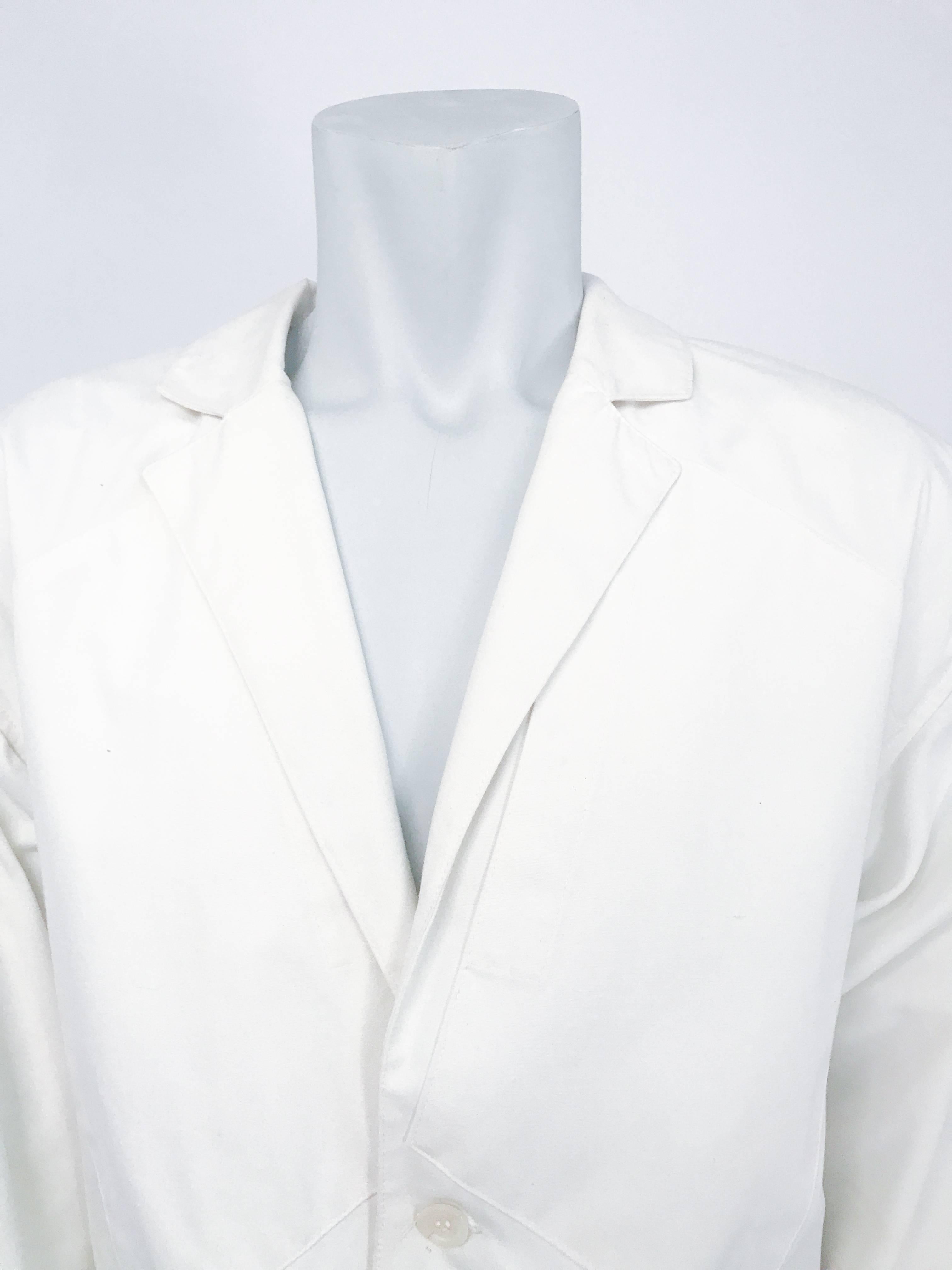 1980er Jahre Jean Charles De Castelbajac Weiße Jacke. Weiße Jacke mit stilistisch überdimensionierten Taschen.