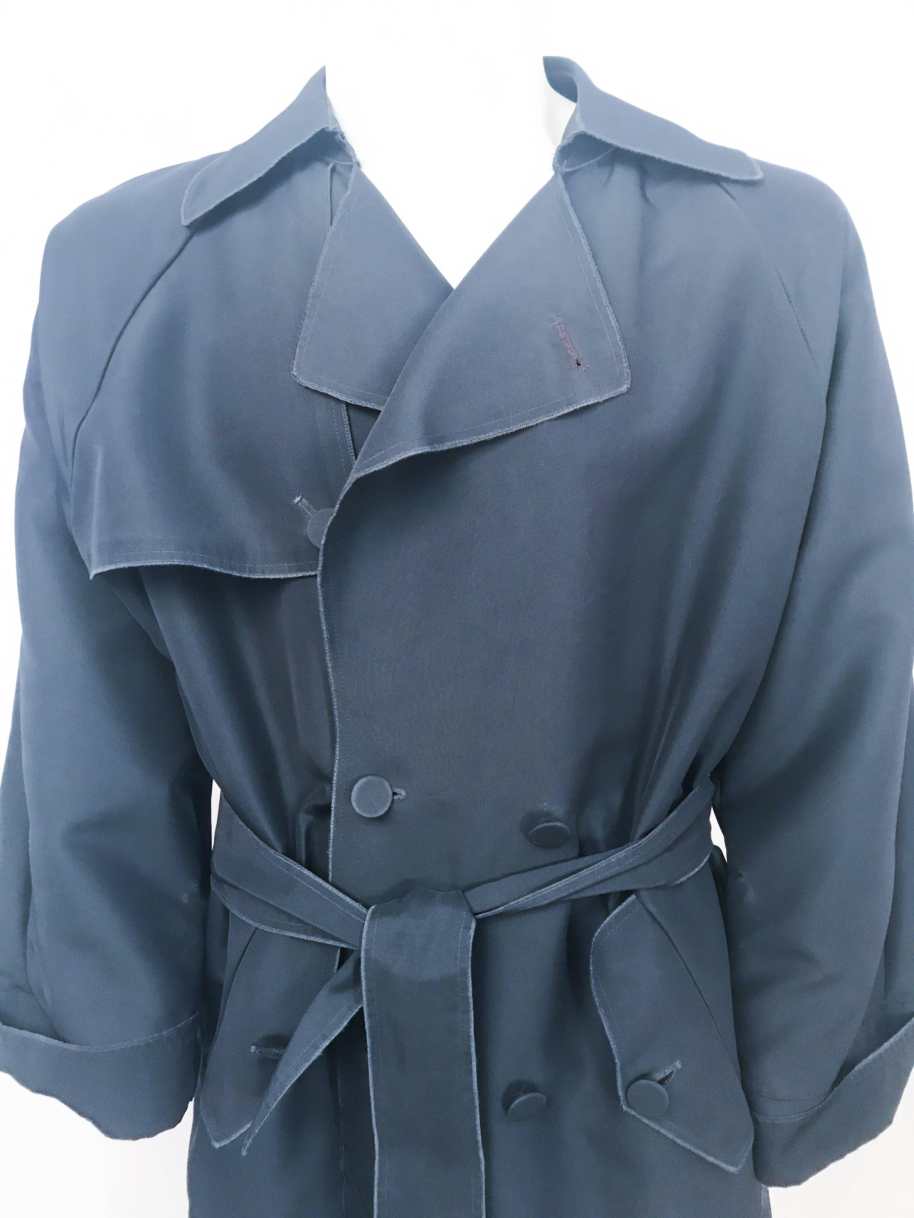 Cappotto Lanvin grigio ardesia degli anni 2000. Cappotto grigio ardesia con bordi stilisticamente non rifiniti e anta originale.