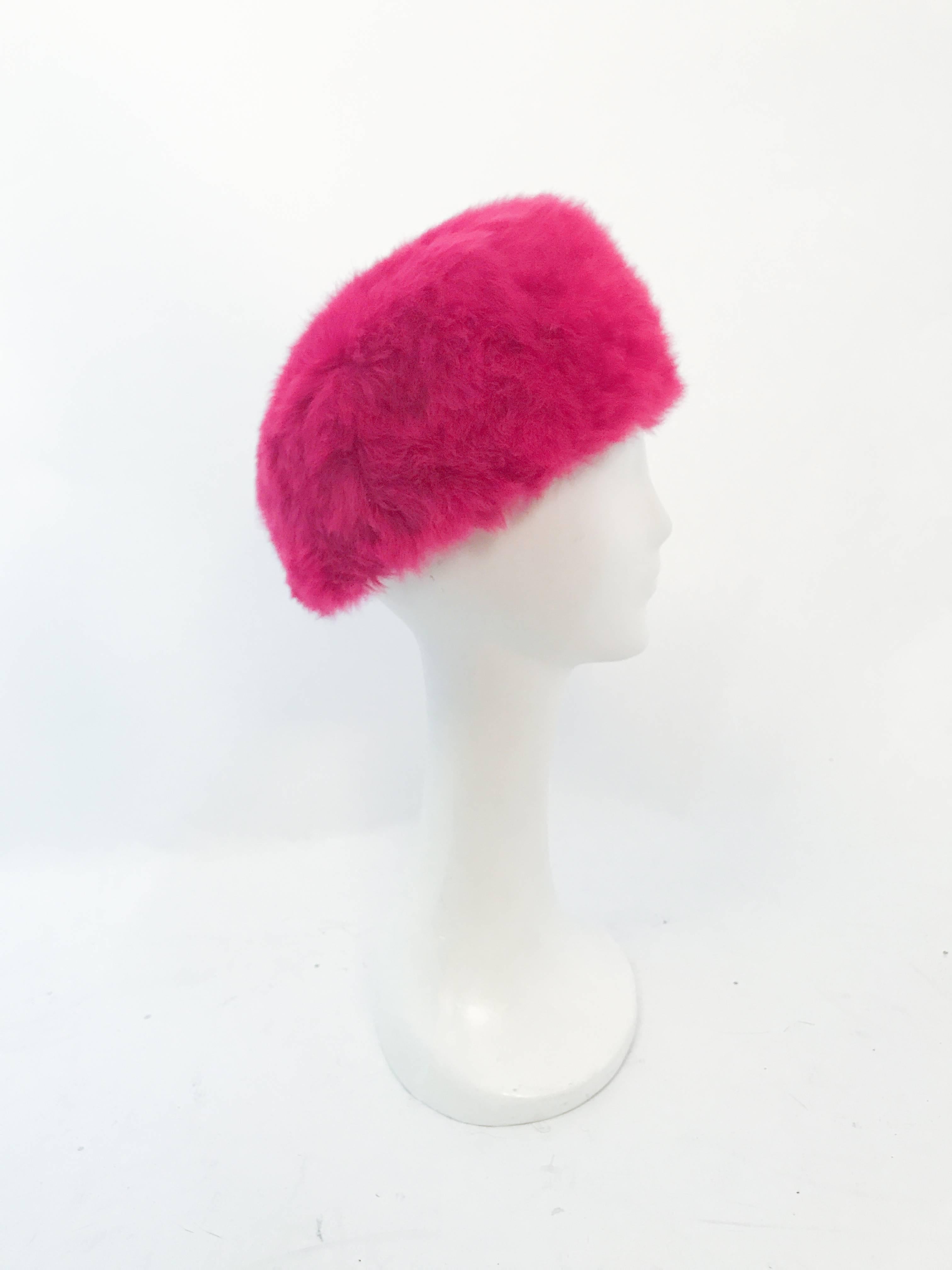 1960s Leslie James Magenta Angora Fur Felt Hat (Rot) im Angebot