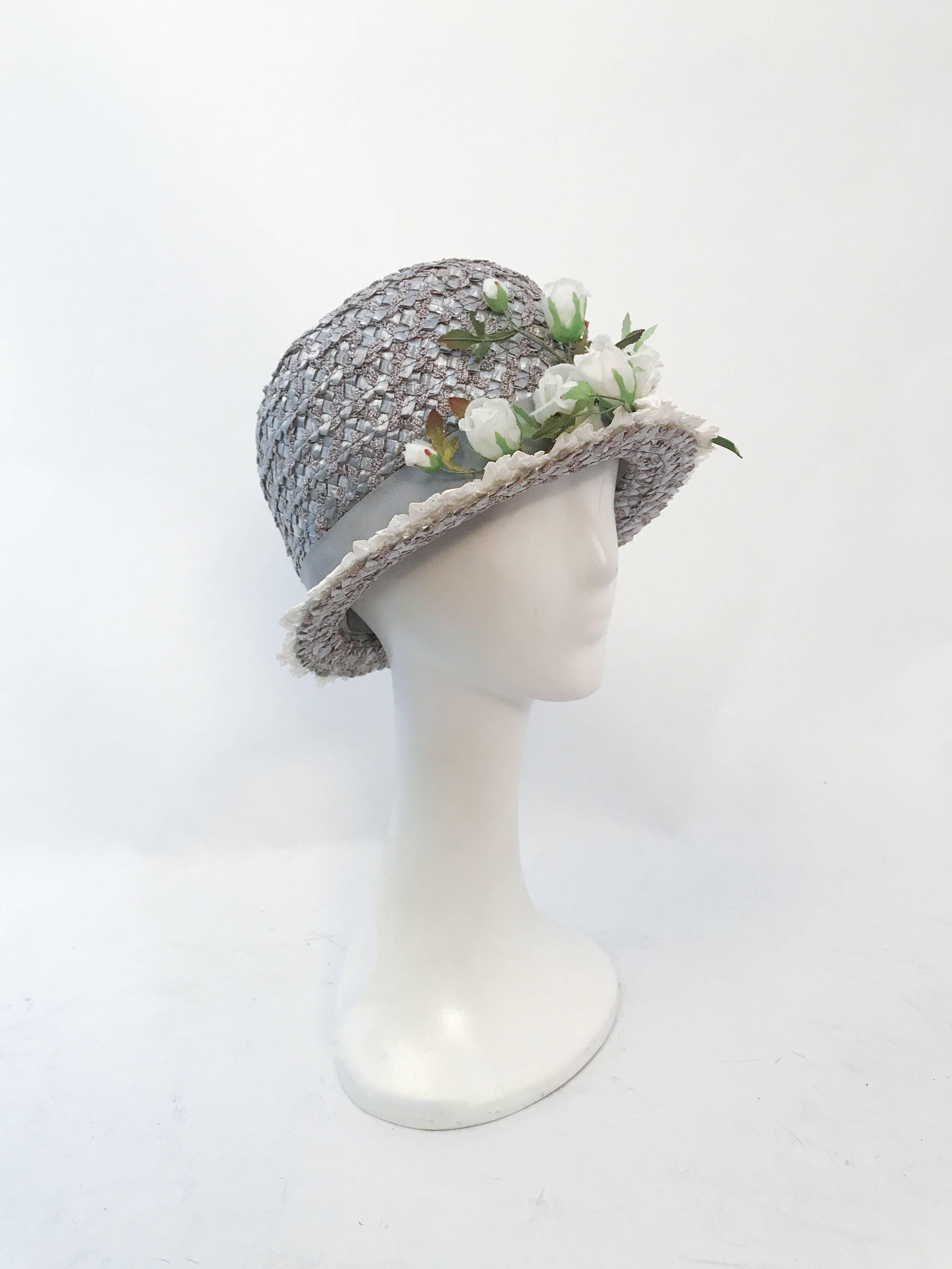 Grigio Cloche in rafia grigia con rose degli anni '60 in vendita