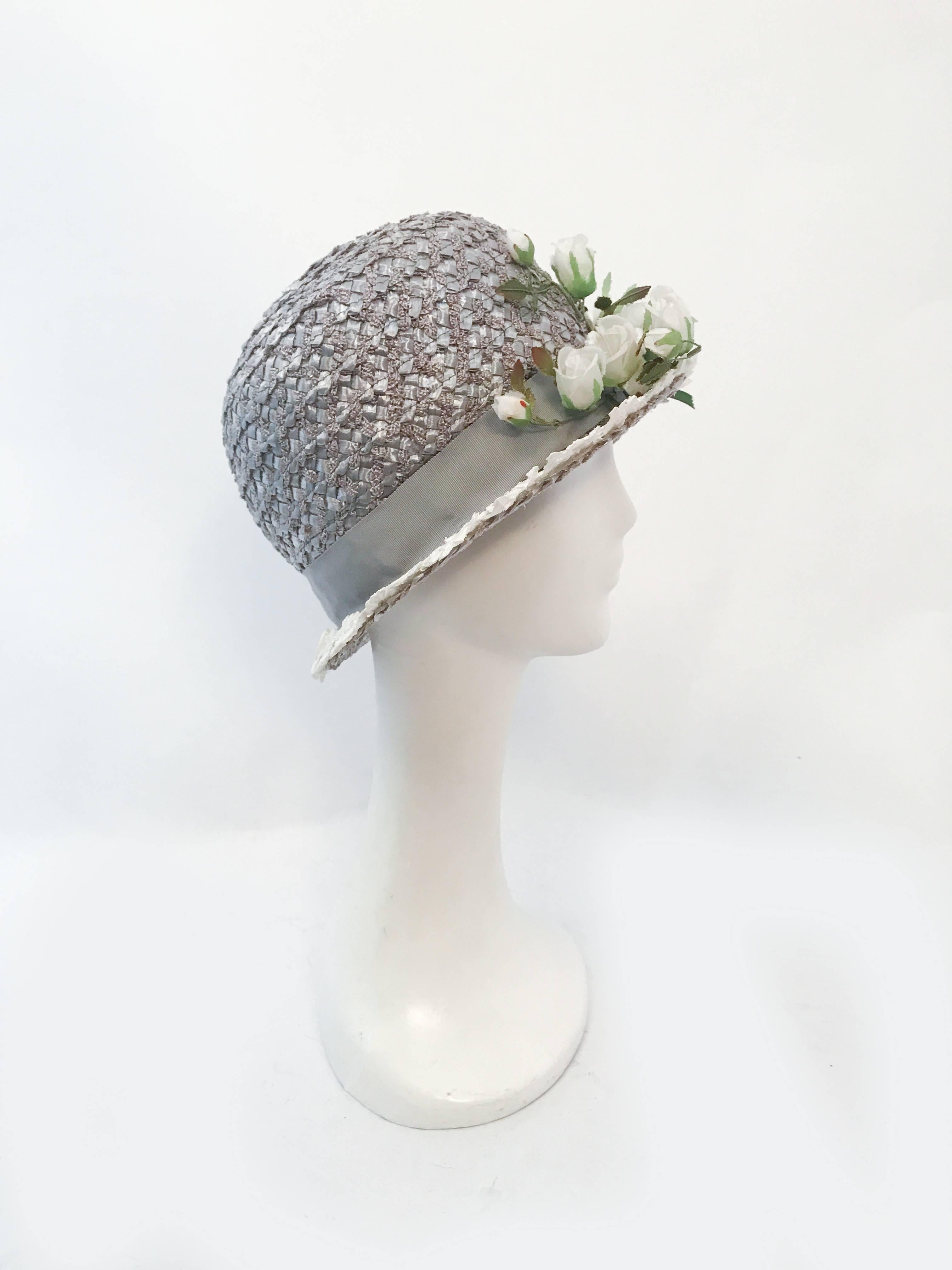 1960s Grey Raffia Cloche with Roses In Good Condition For Sale In San Francisco, CA