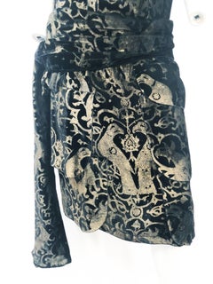 Fiorella Manici Schwarzes Kleid aus Seidensamt mit handgenähtem Neuheitsdruck, 1980