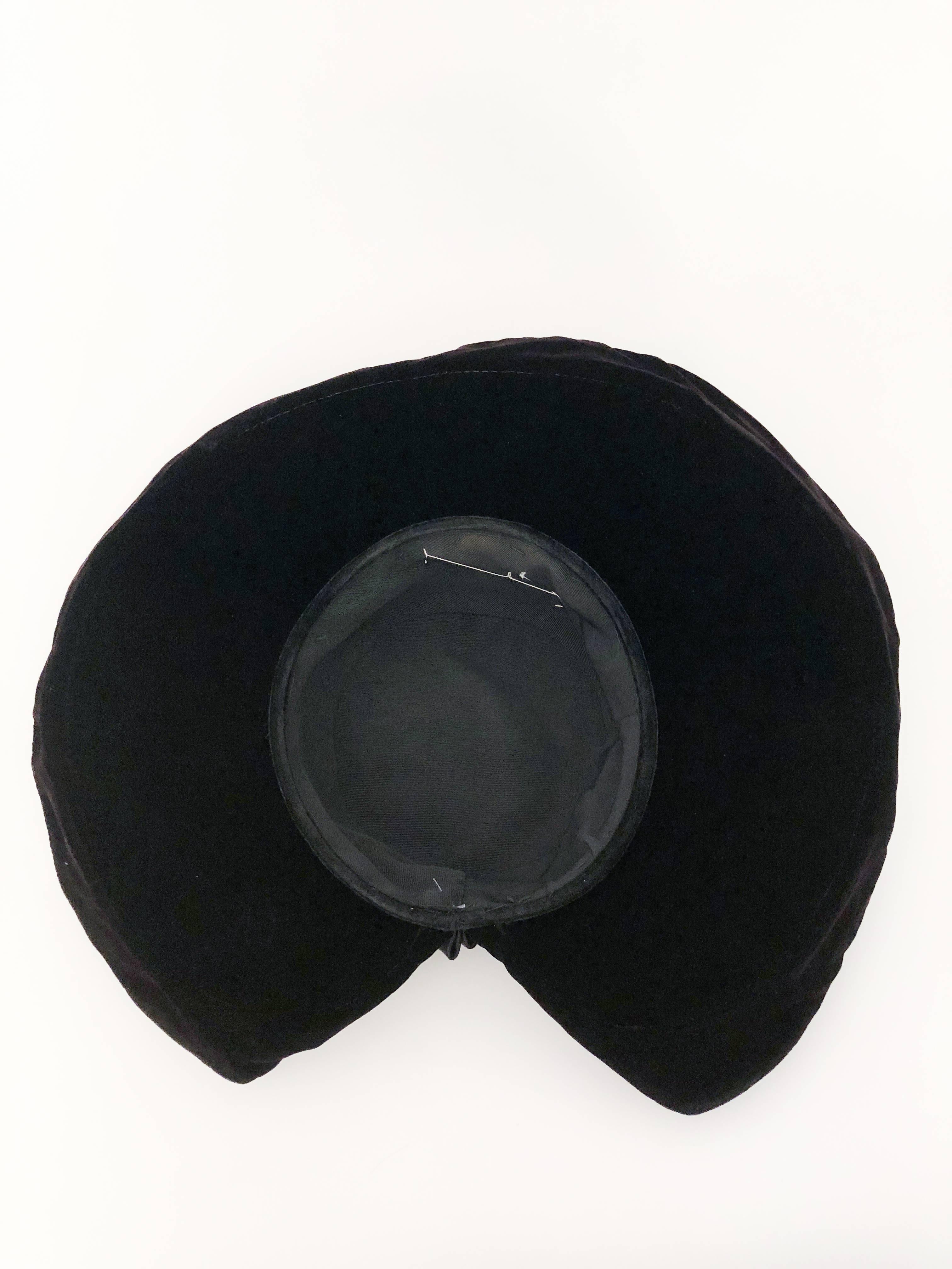 1950s Black Silk Velvet Picture Hat with White Silk Flower For Sale 1
