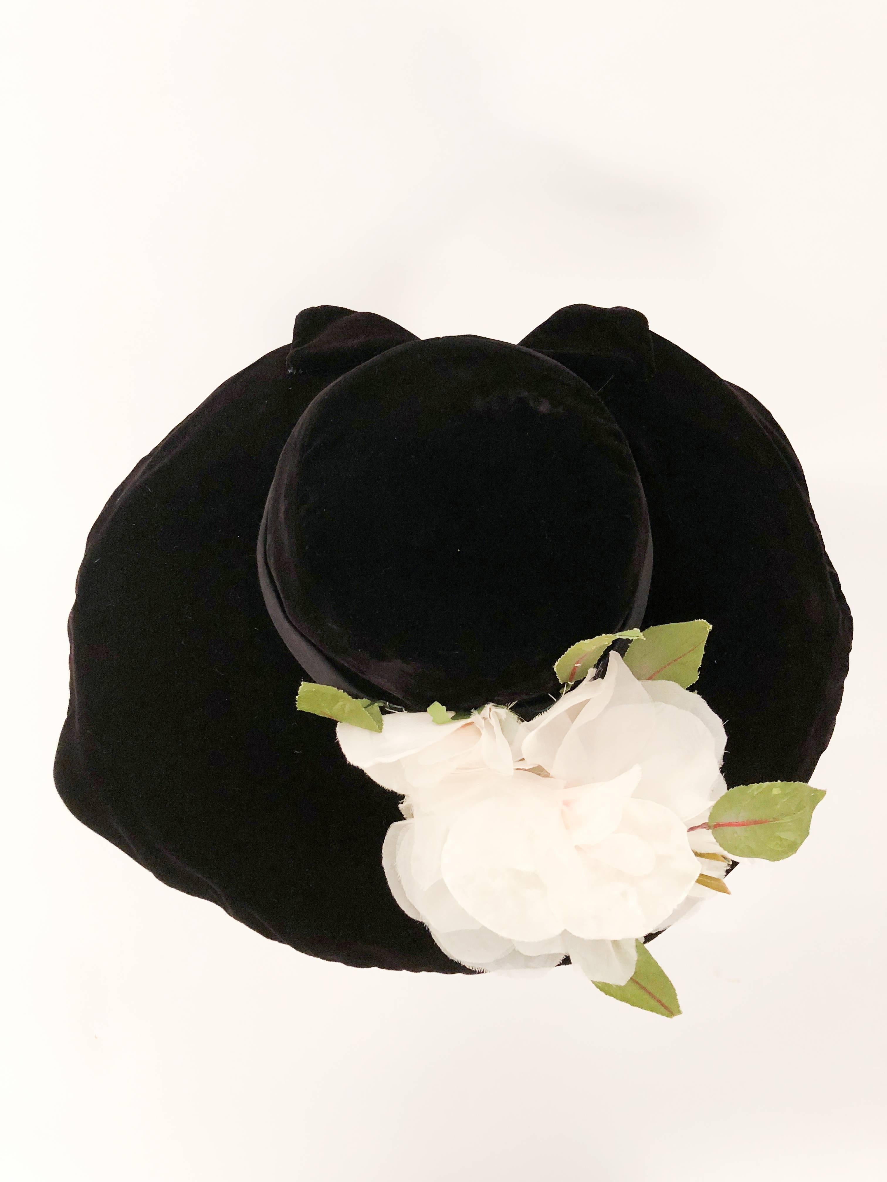1950er Jahre Schwarzer Seidensamt-Bilderhut mit weißer Seidenblume Damen im Angebot