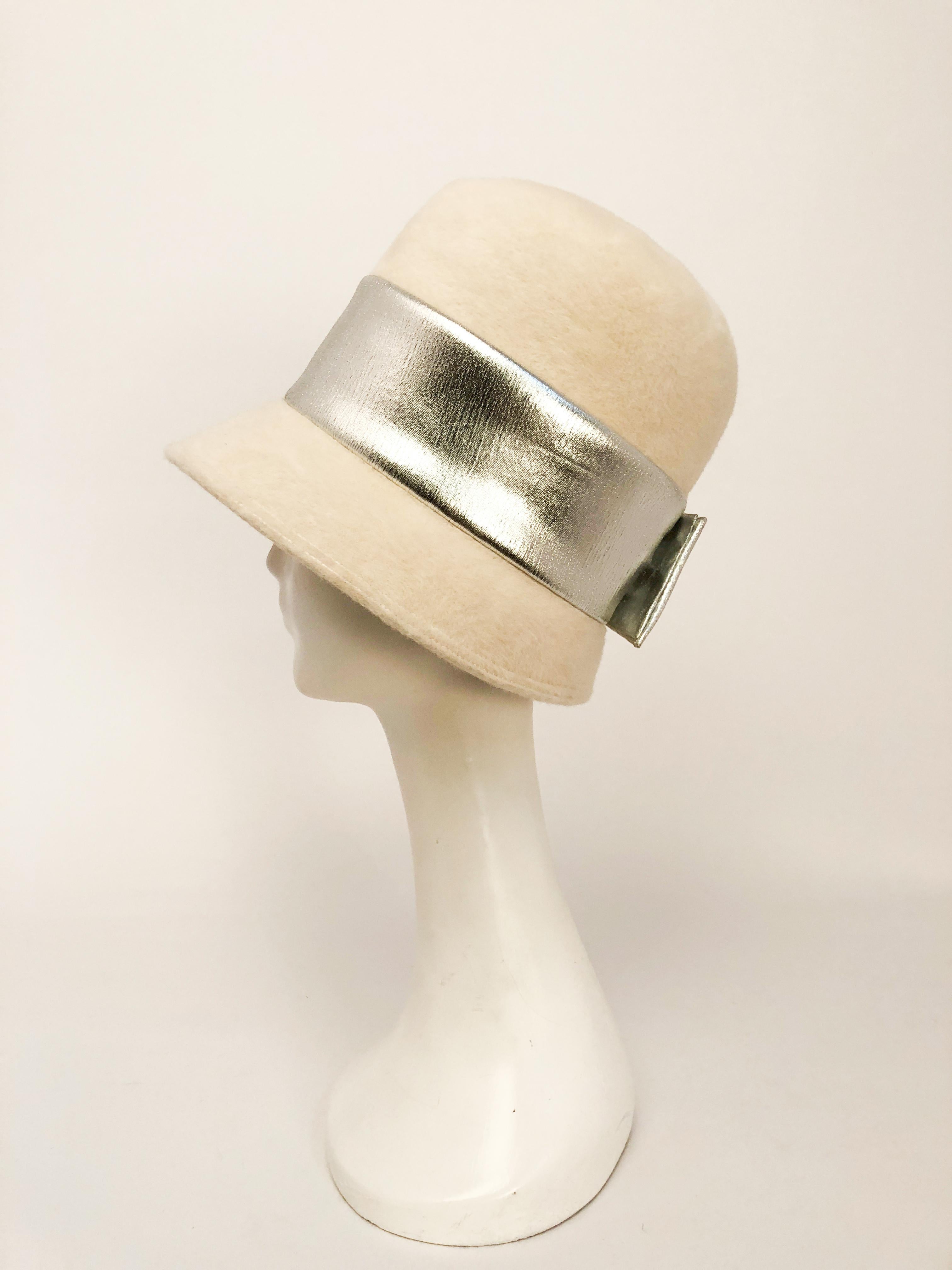 Cremefarbener Mod-Hut, 1960er Jahre  (Grau) im Angebot