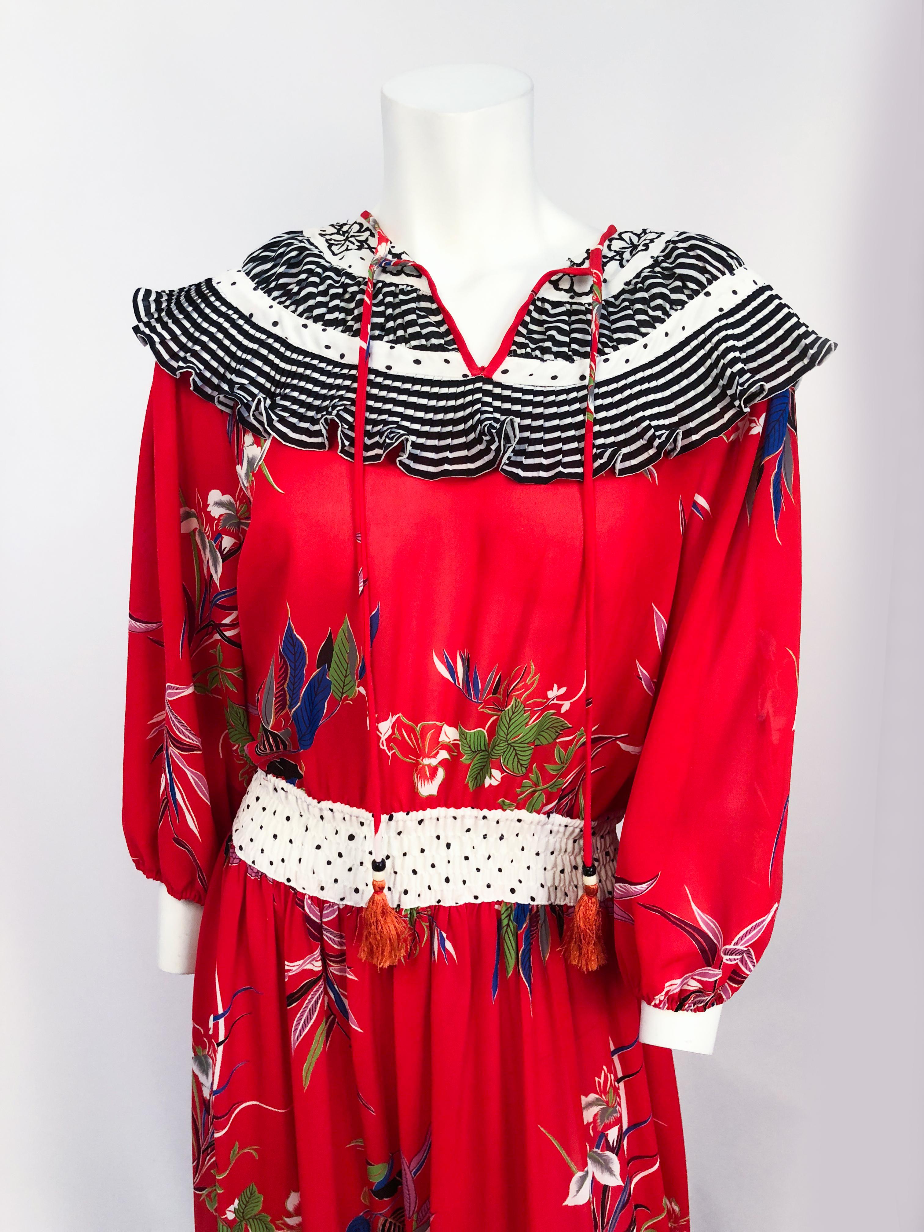 robe imprimée à fleurs rouges des années 1980 de Dian Fréis. Robe imprimée à fleurs rouges avec collet élargi plissé et cannelé. Fermeture du col par un pompon et manches bouffantes