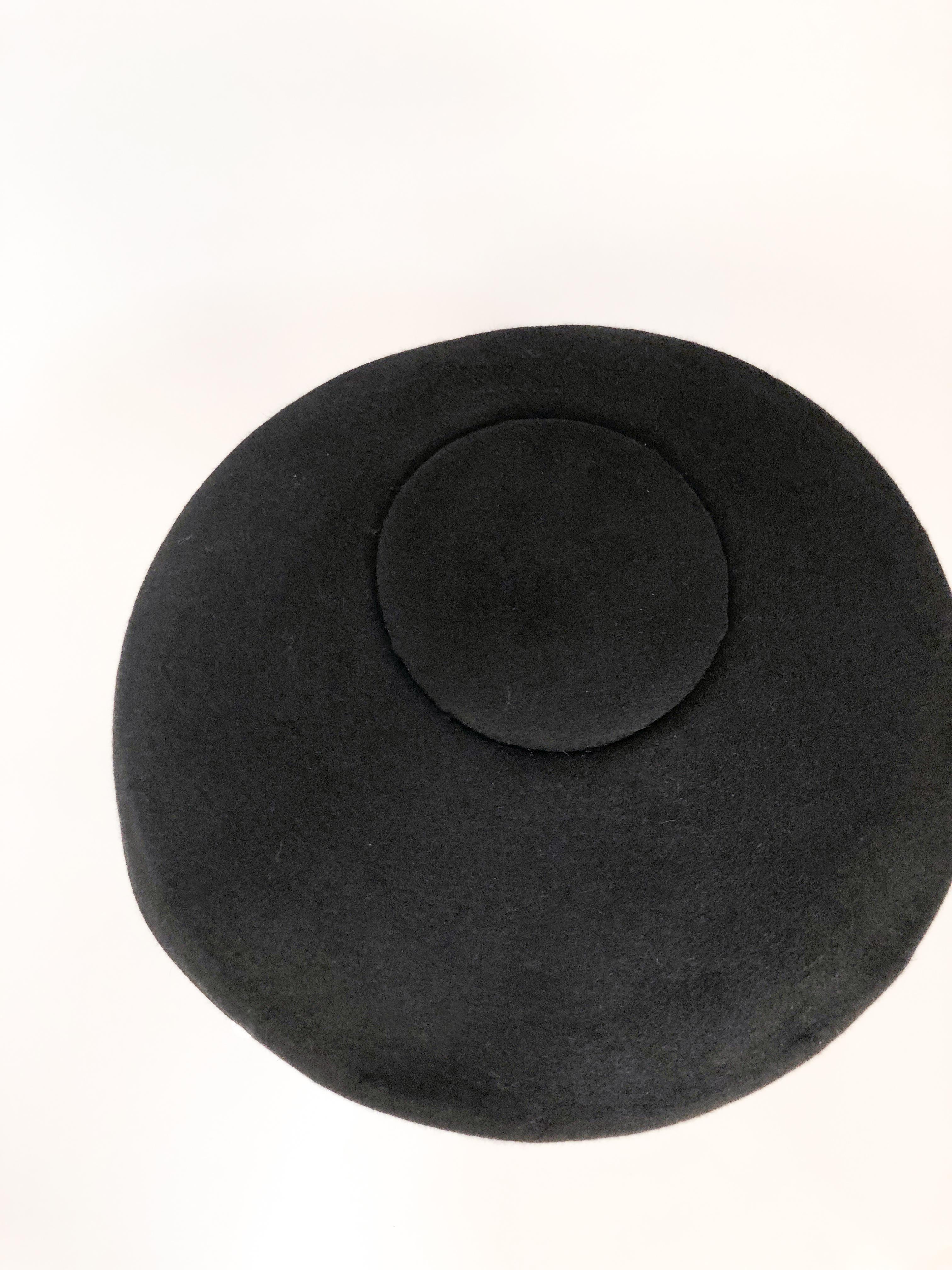 1940s Black Felt Cartwheel Hat In Good Condition In San Francisco, CA