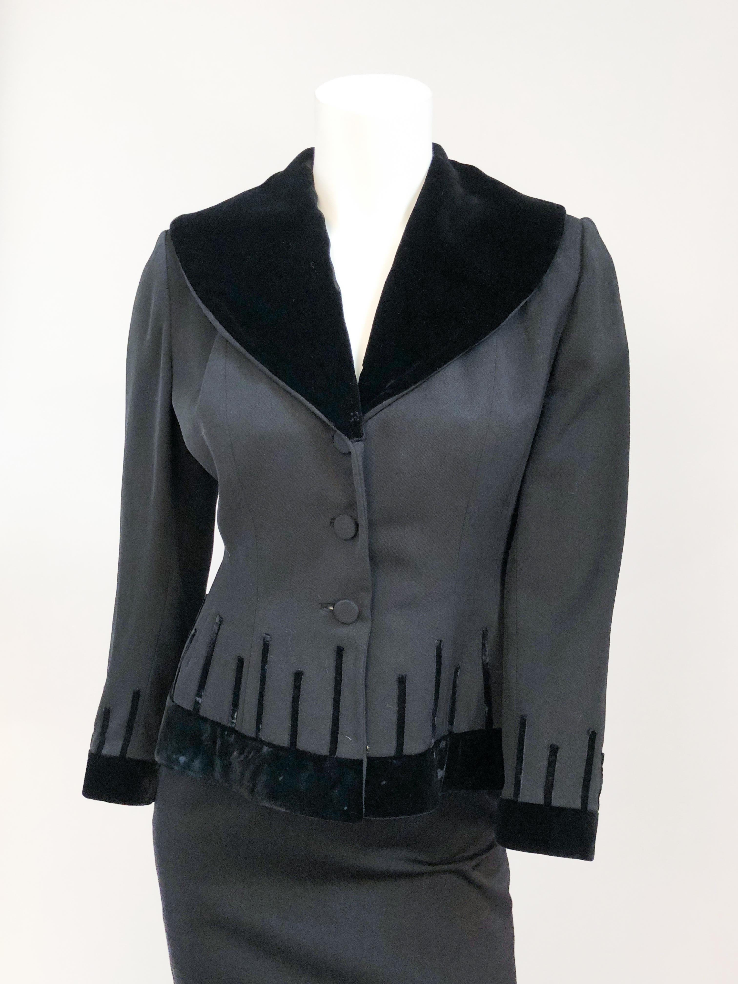 1940's Lilli Annette Schwarzer Anzug mit Samt-Akzenten. Schwarzes Anzug-Set mit übergroßem Samtkragen:: der am Rücken herunterhängt:: Samtmanschetten und Saum der Jacke.