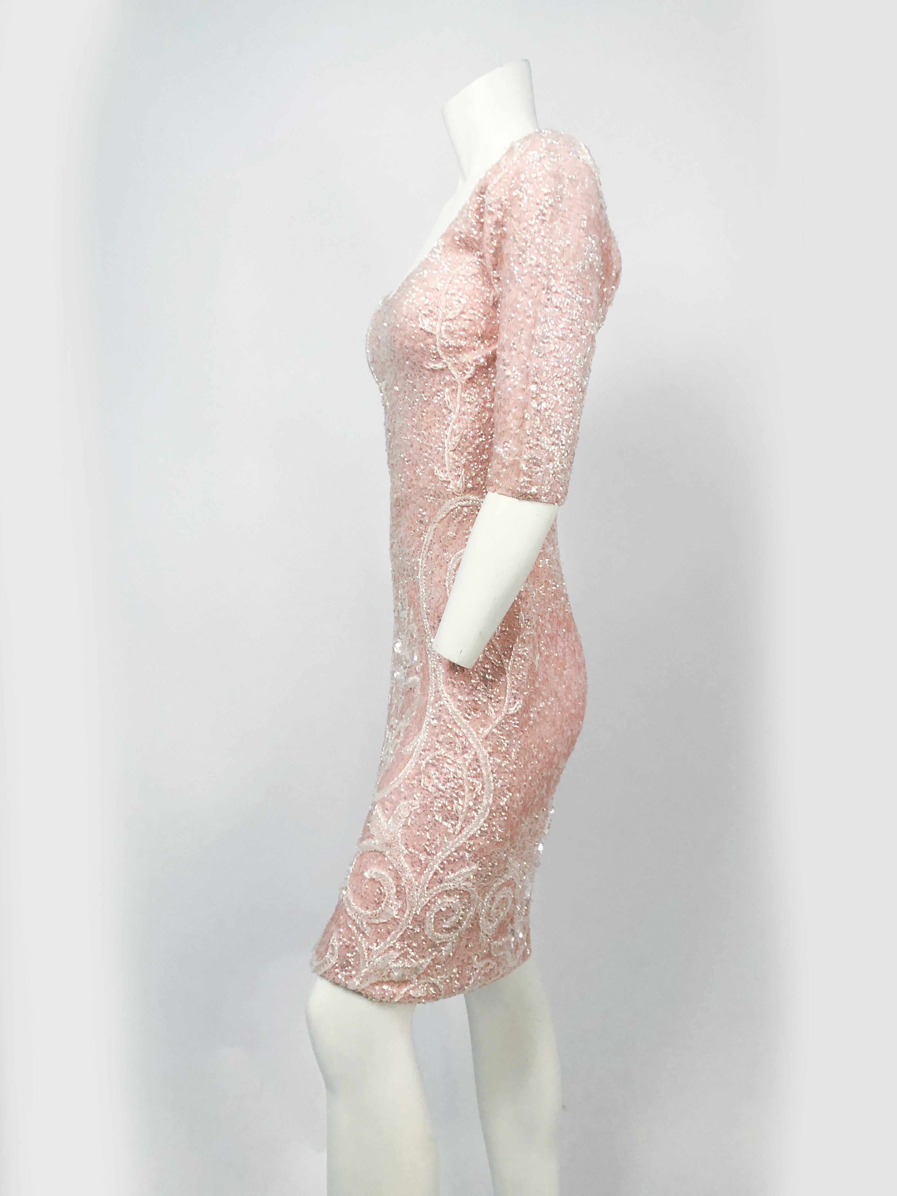 1960er Jahre Kleid aus Bink-Strick mit Pailletten und Perlen im Zustand „Gut“ im Angebot in San Francisco, CA