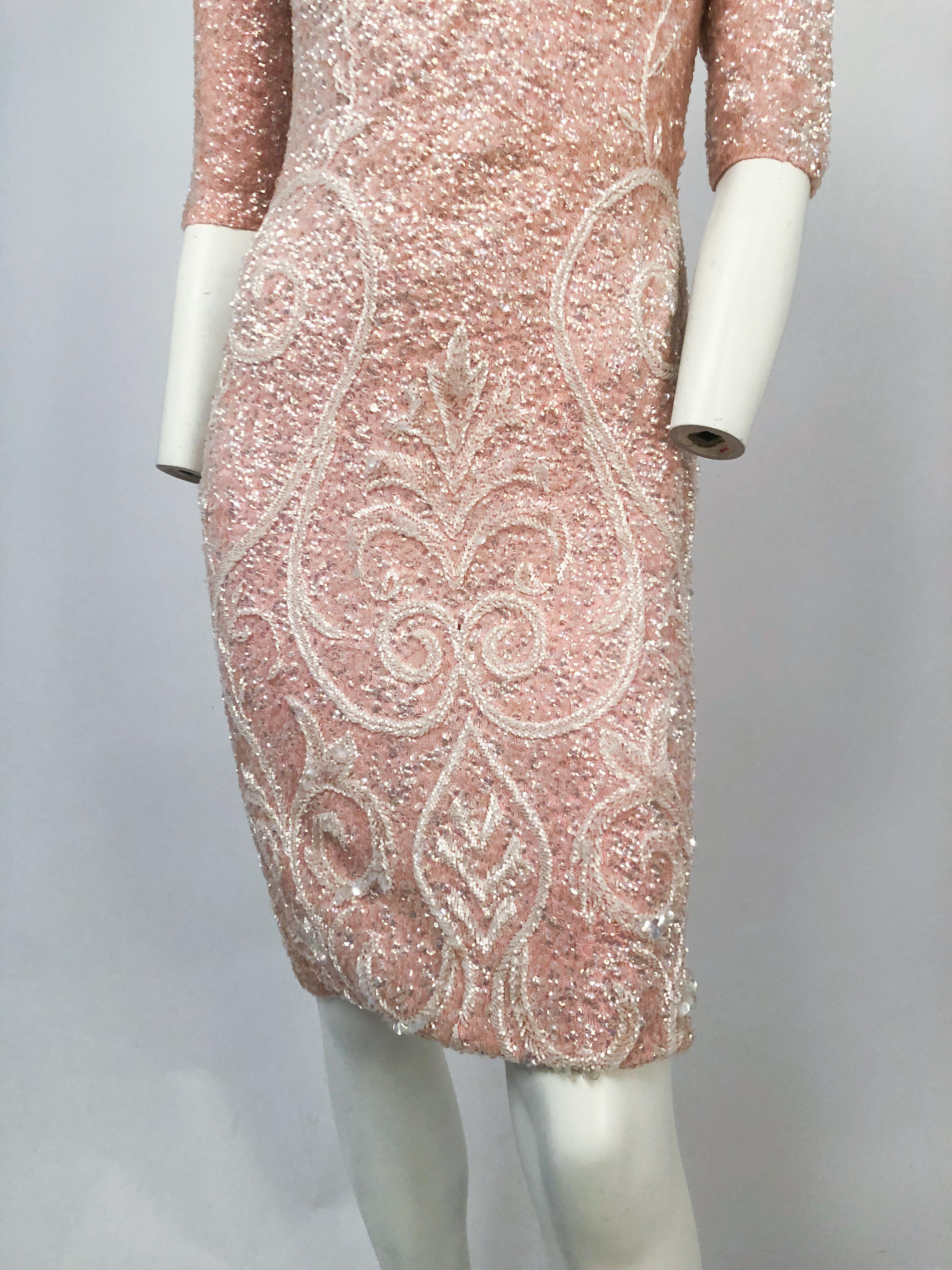 1960er Jahre Kleid aus Bink-Strick mit Pailletten und Perlen Damen im Angebot