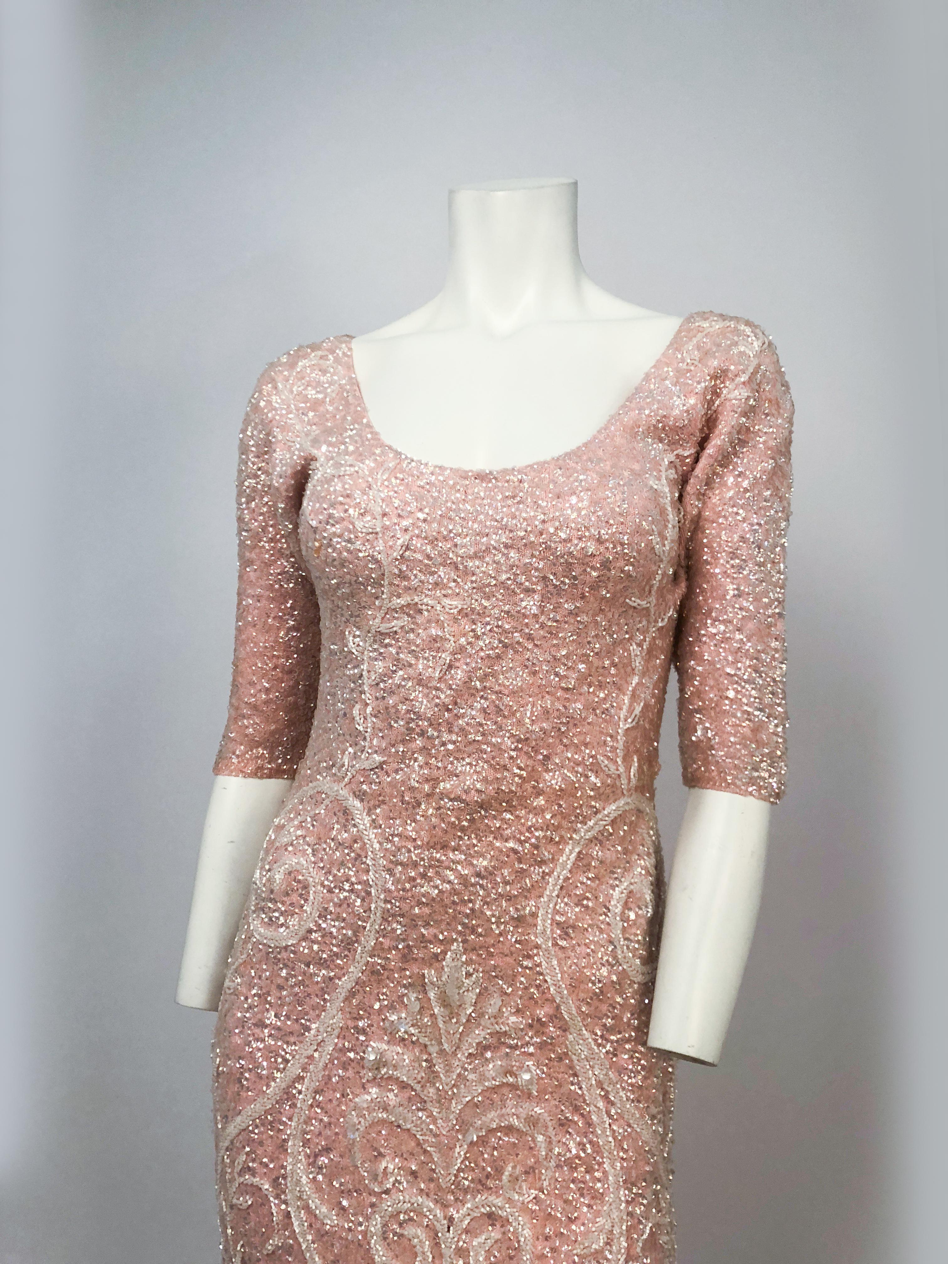 1960er Jahre Kleid aus Bink-Strick mit Pailletten und Perlen im Angebot 1