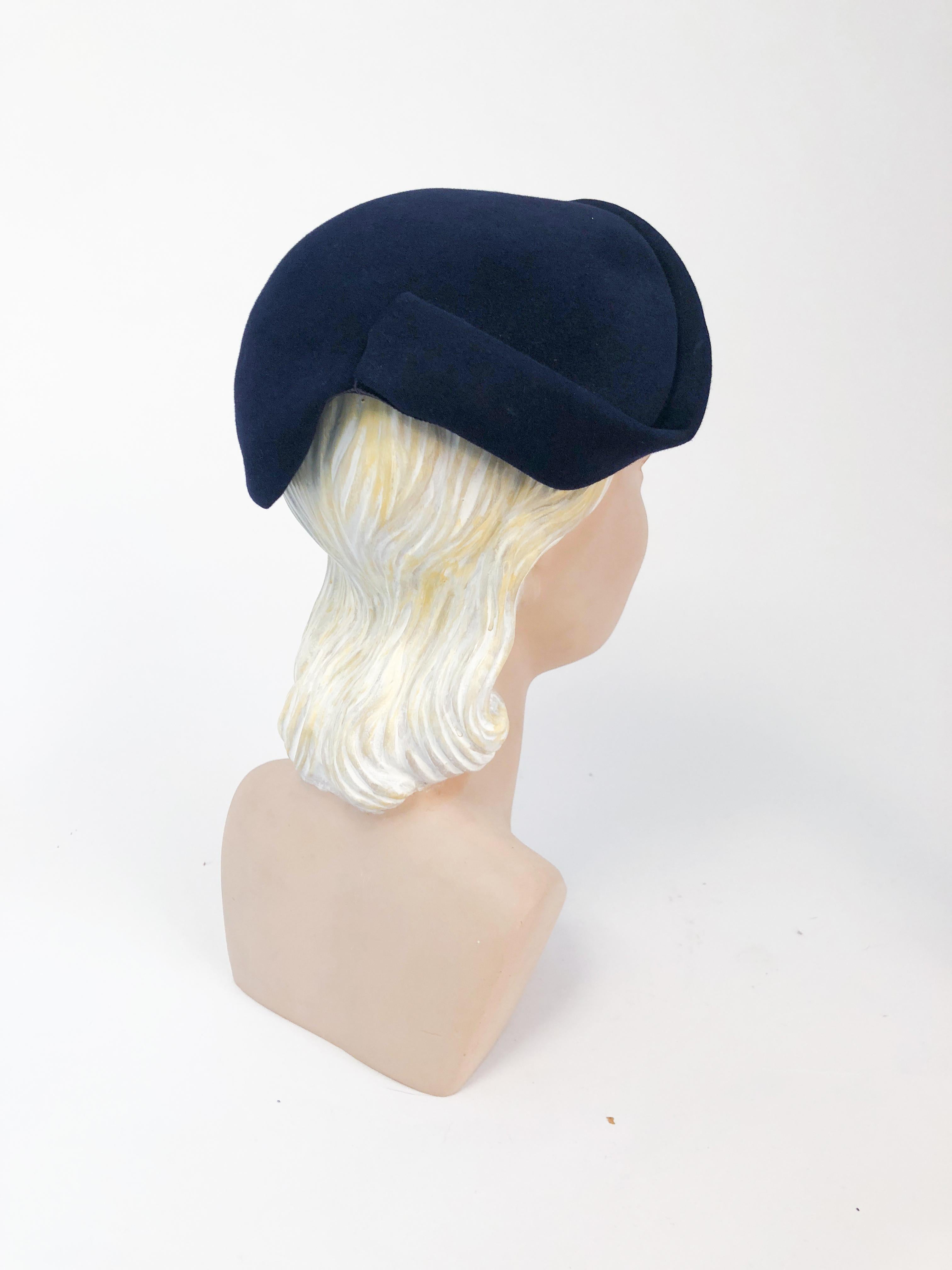 1950s Navy Felt hat with Decorative Feathers In Good Condition In San Francisco, CA