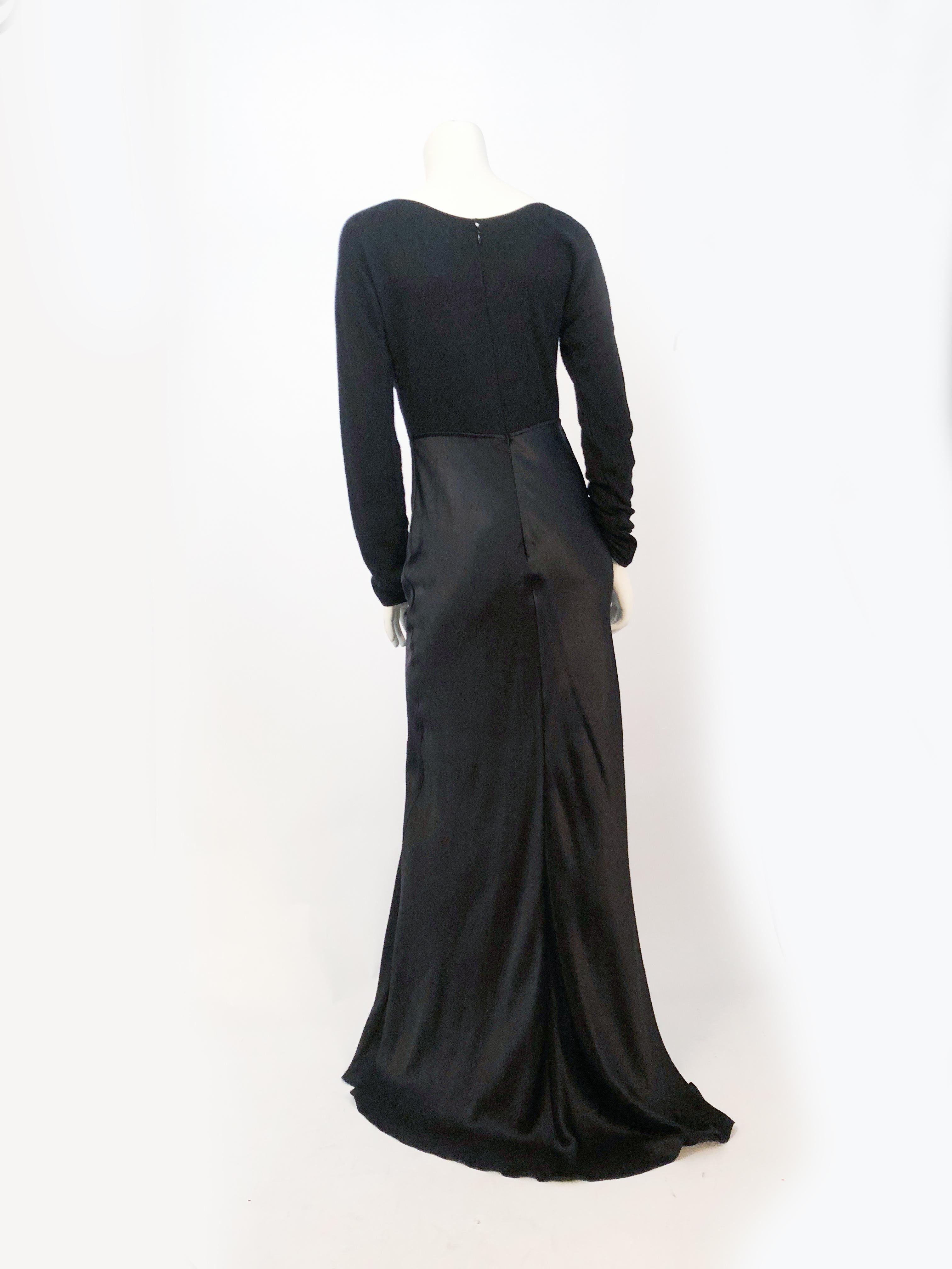 Vestido negro de punto y satén Donald Deal de los años 90. También lleva una ligera cola, adornos de pedrería y falda cortada al bies
