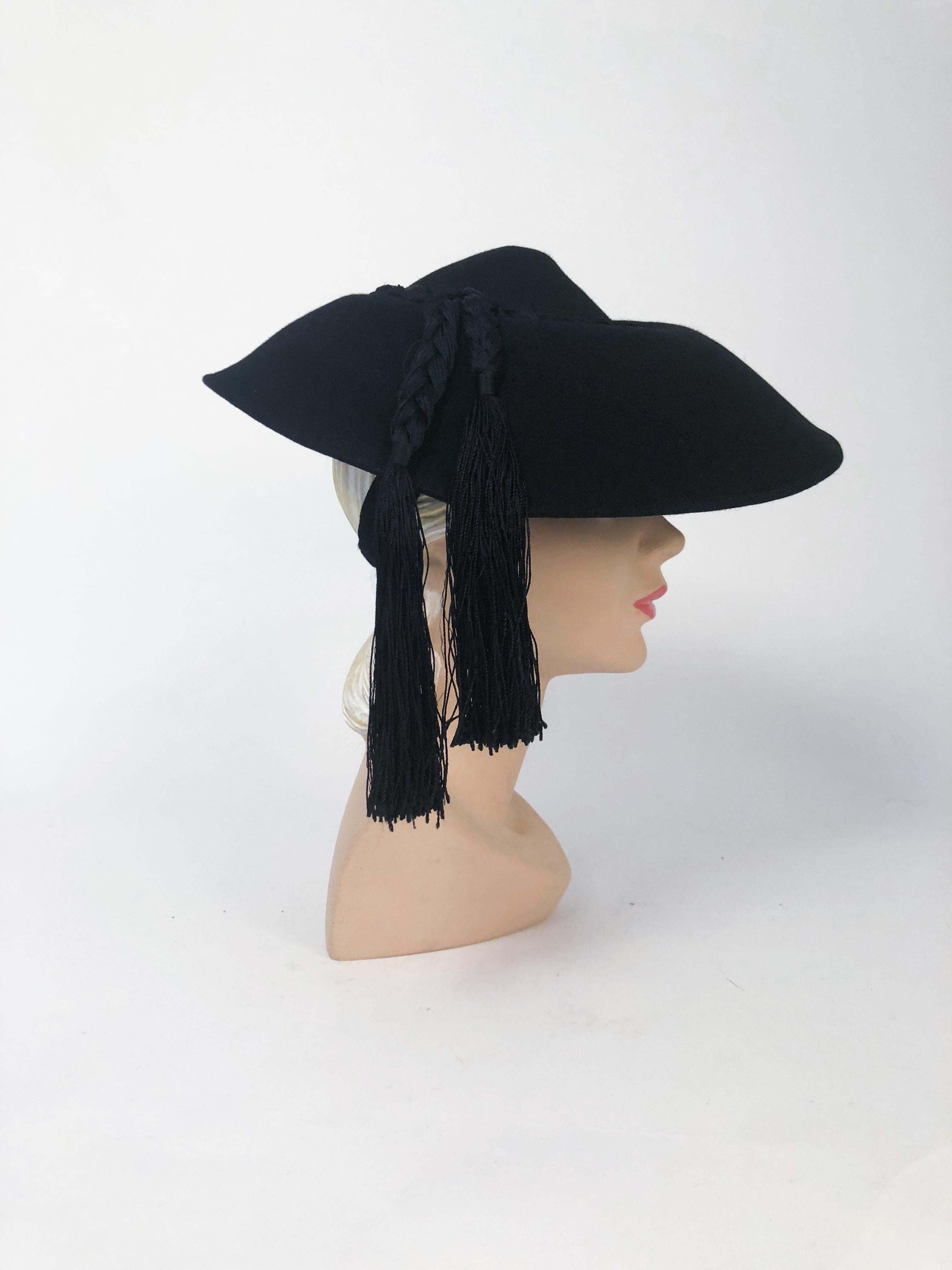 1940er Jahre Schwarz Pelz Filz breitkrempigen Hut mit Seide Schnur Quasten. Schwarzer breitkrempiger Hut aus Pelzfilz mit geflochtenem Seidenkordel-Zierband und Quasten mit Filzhaltern und Struktur.
