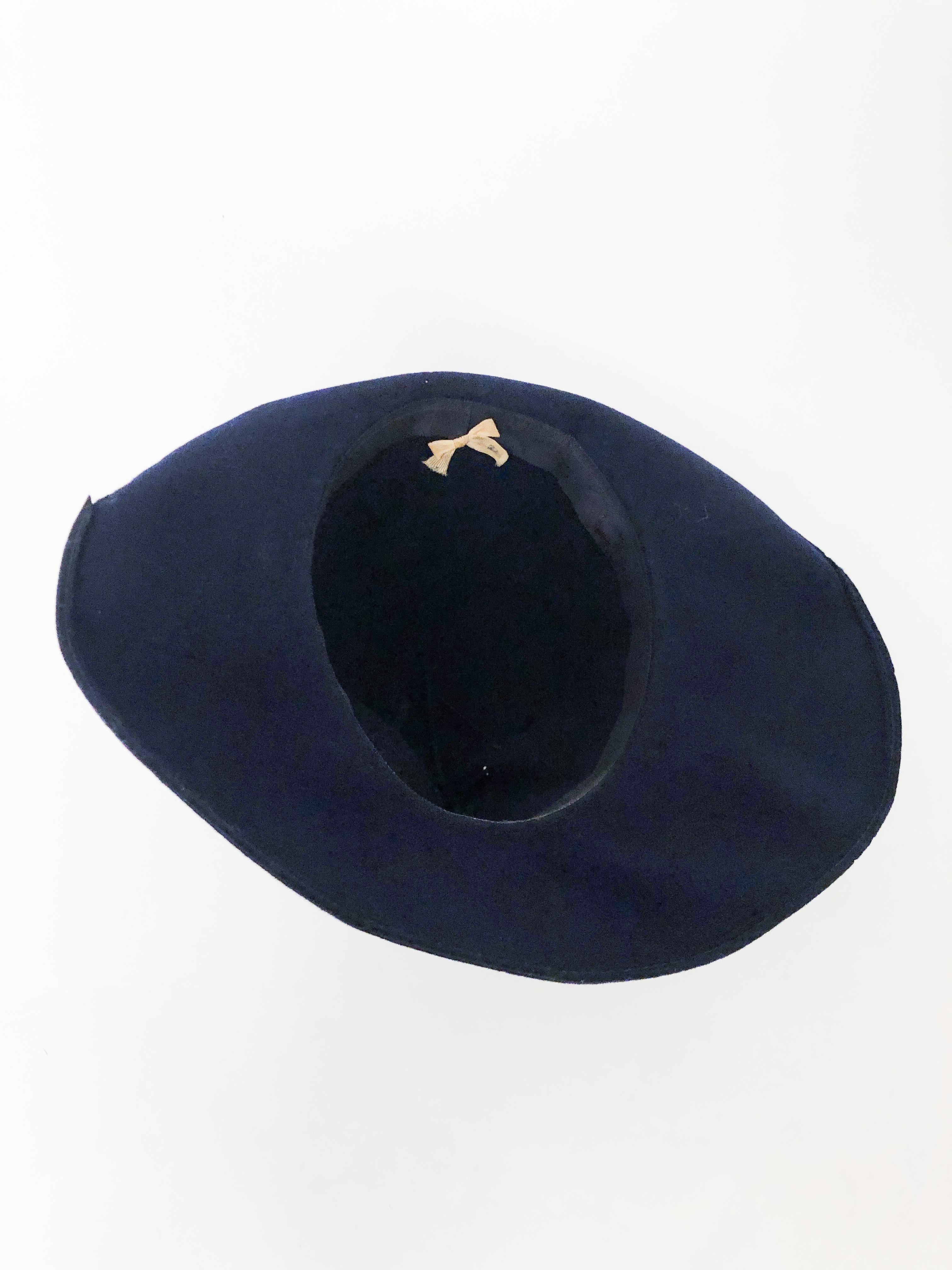 Breite geflochtene Fedora mit Streifendetail, marineblau, aus den 1930er Jahren im Angebot 1