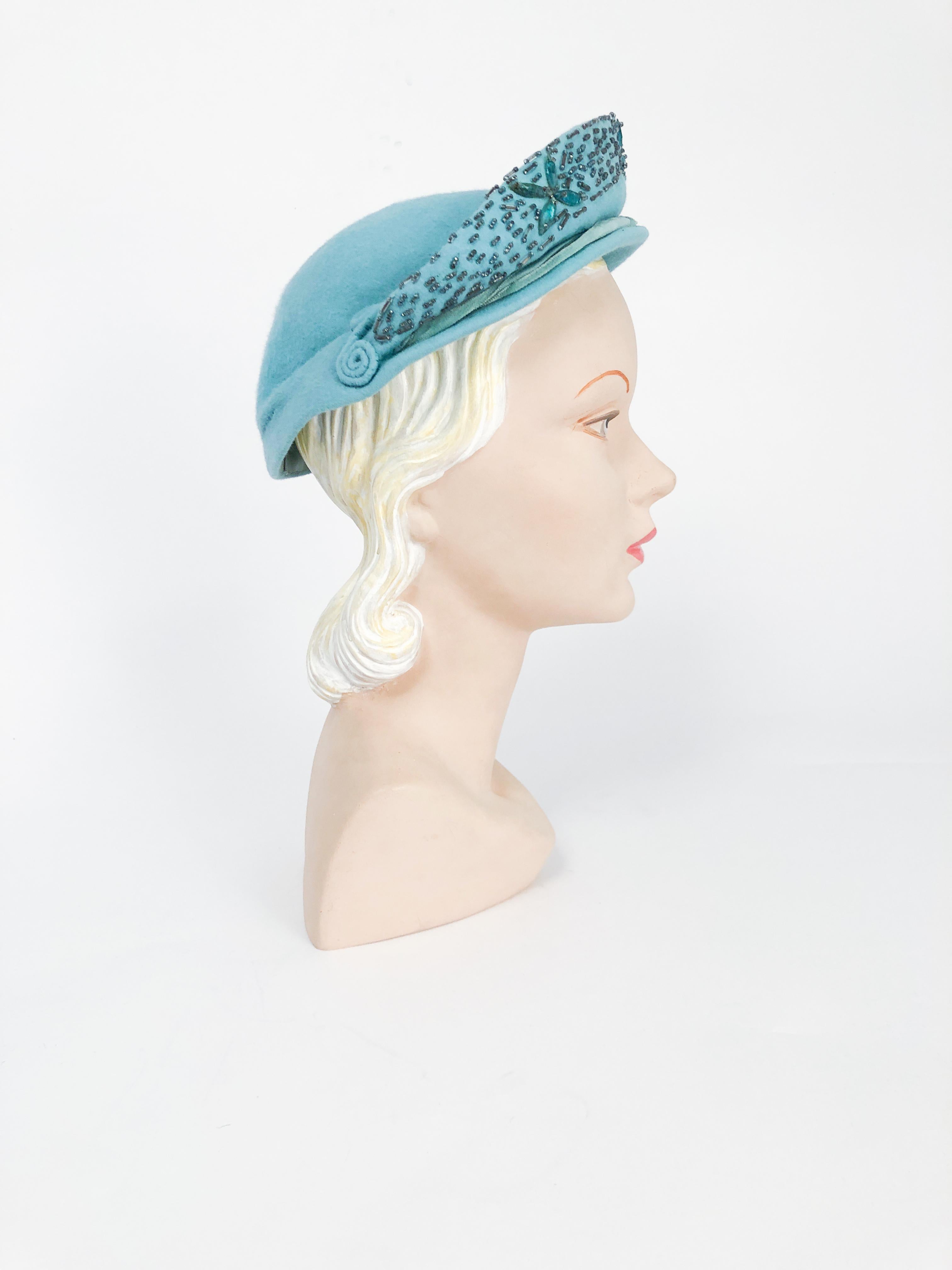 Gris Robin Egg - Chapeau en feutre bleu avec perles, années 1940 en vente