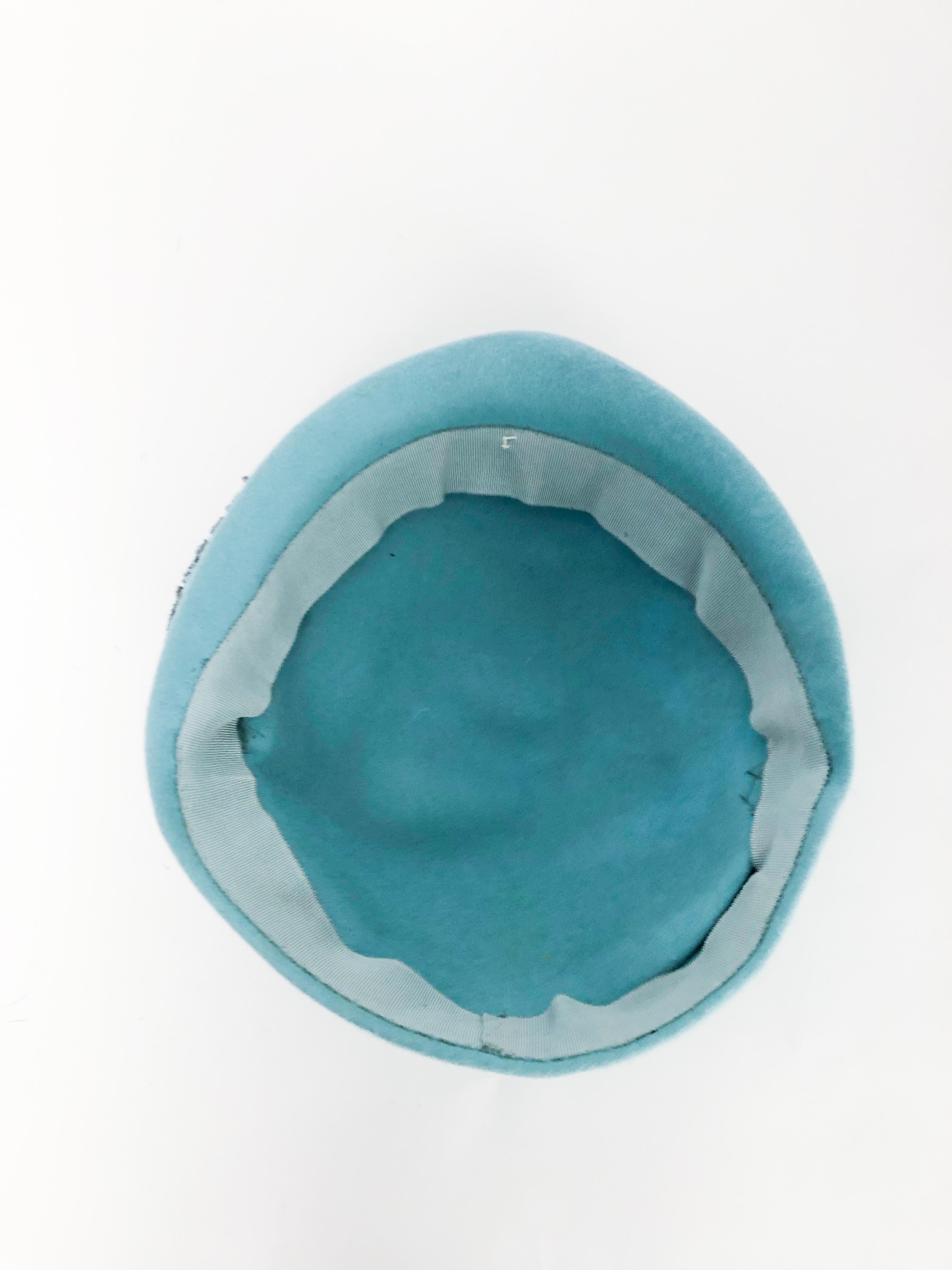 Cappello in feltro blu Robin Egg degli anni '40 con perline in vendita 1